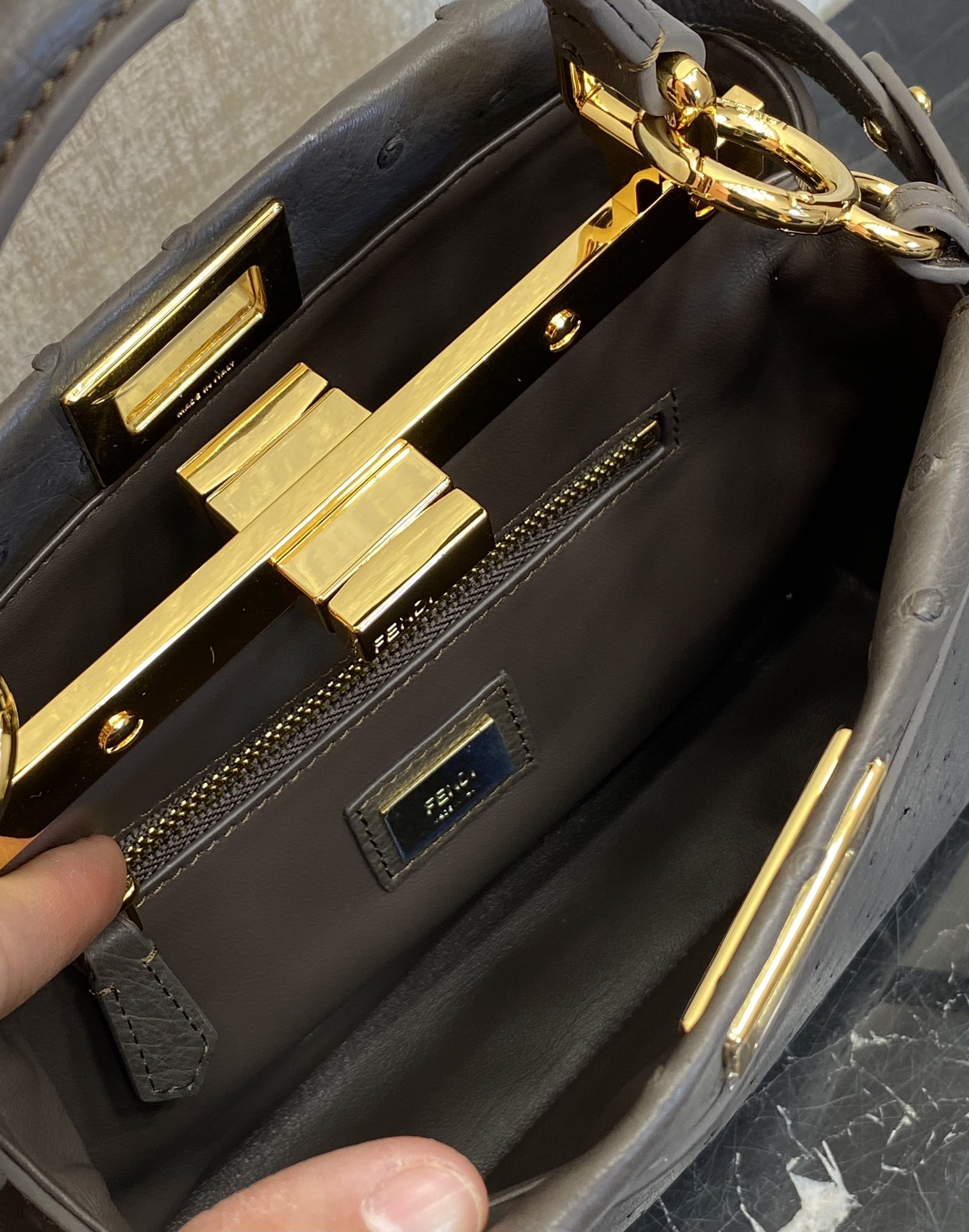 特级原厂 工厂价💰3180
细节：稀有皮，珍贵鸵鸟皮
新色上市，Peekaboo系列,23cm容量大,超实用，内里水洗小羊皮，内外形成强烈封比，进口鸵鸟皮皮,皮质柔软轻盈。
编号244鸵鸟皮
尺寸：23✖️18✖️11cm