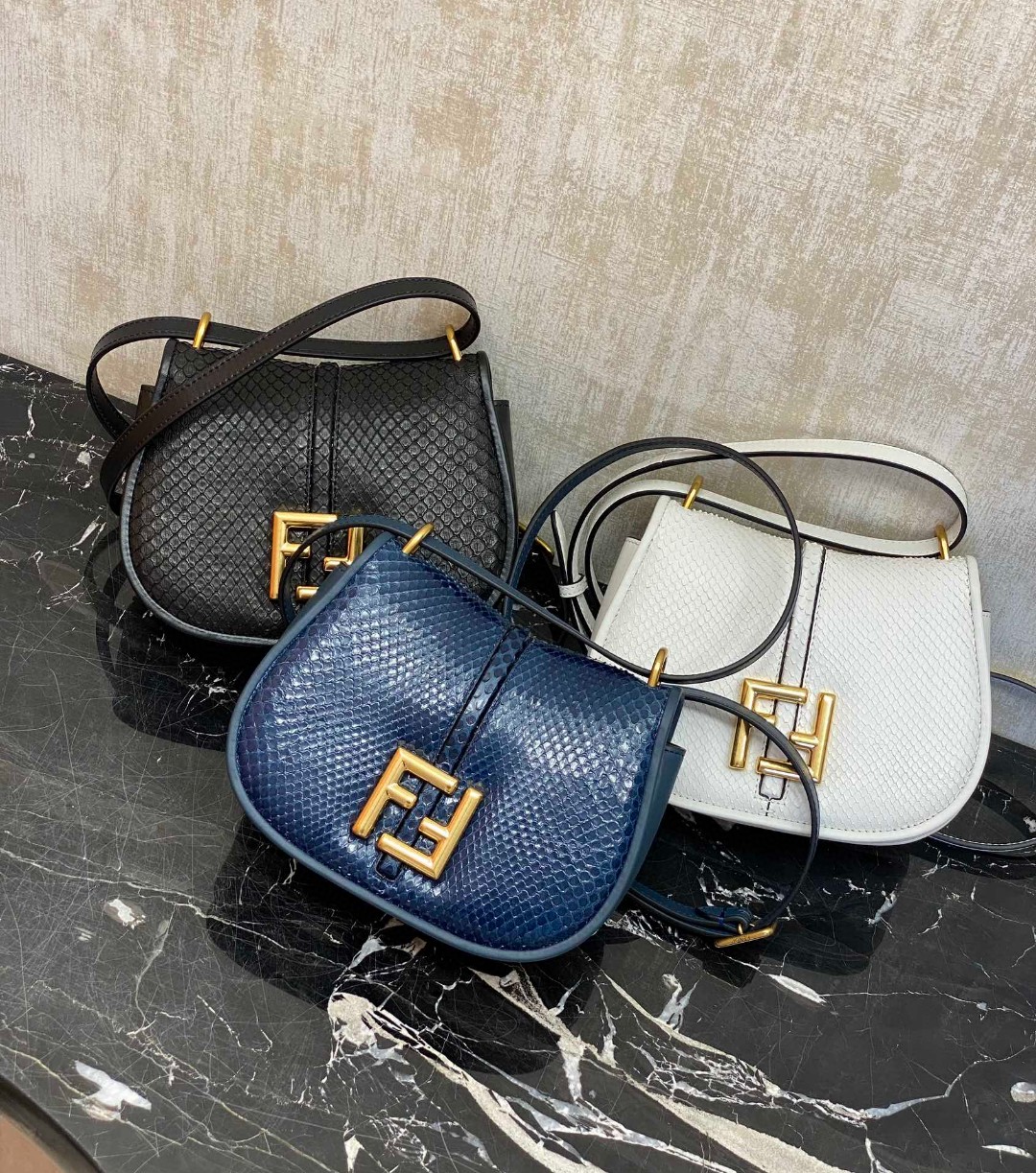 Collection: Fendi rare goods Cmon series handbags Imported snakeskin flap with calfskin, slightly retro style, flap design with FF lettering, mag