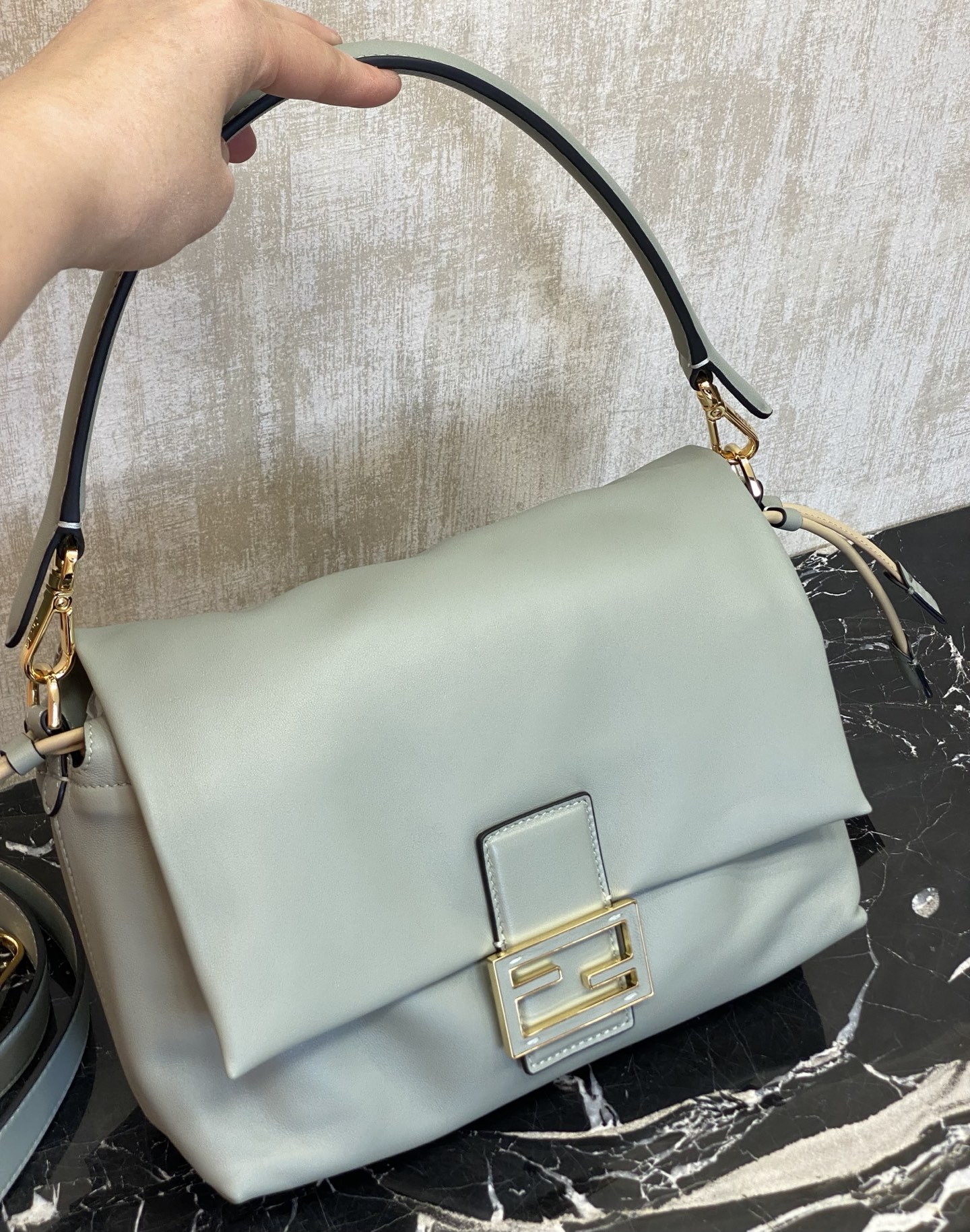 Fendi Available color medium size, the brand new Mamma Baguette is here, a double combination of baguette and lucky bag, one of the most gentle b