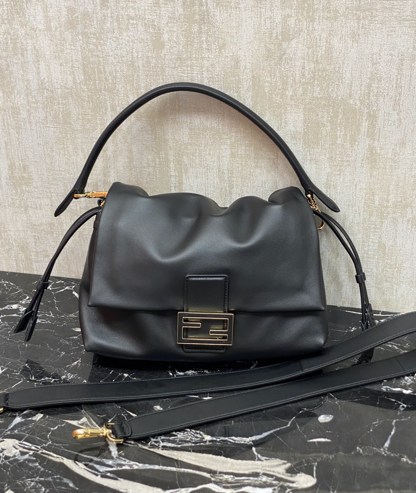 Fendi Available color medium size, the brand new Mamma Baguette is here, a double combination of baguette and lucky bag, one of the most gentle b