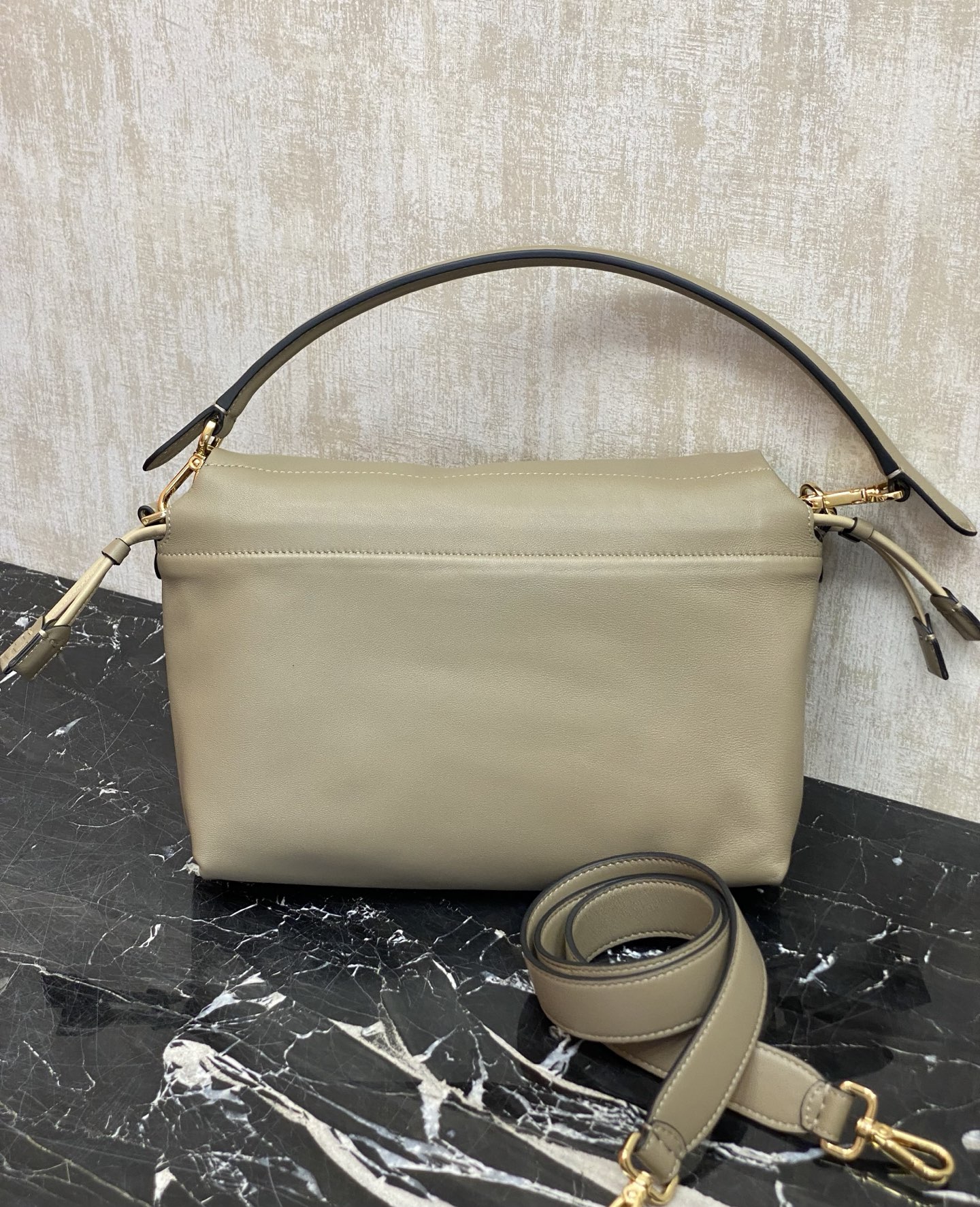 特级原厂💰1050
现货色🔥中号，全新的Mamma Baguette来喽，法棍与福袋的双结合，全网最温柔的包包没有之一，软软糯糯的小羊皮也太细嫩了，既慵懒又高级！标志性的五金扣搭配小羊皮的设计简单又时尚，内里牛反绒，羊皮抽绳收口显得松驰感满满，长肩带和手腕带可随意调节，自由随性，怎么舒服怎么来，太治愈了啦！
编号：833
中 尺寸: 26.5x8.5x18cm
