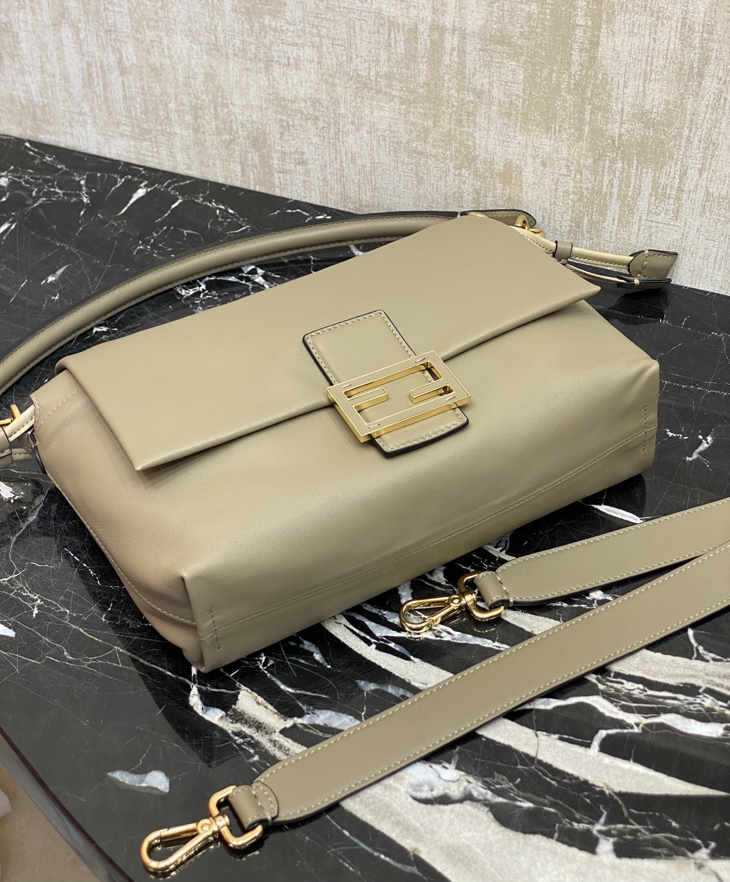 特级原厂💰1050
现货色🔥中号，全新的Mamma Baguette来喽，法棍与福袋的双结合，全网最温柔的包包没有之一，软软糯糯的小羊皮也太细嫩了，既慵懒又高级！标志性的五金扣搭配小羊皮的设计简单又时尚，内里牛反绒，羊皮抽绳收口显得松驰感满满，长肩带和手腕带可随意调节，自由随性，怎么舒服怎么来，太治愈了啦！
编号：833
中 尺寸: 26.5x8.5x18cm
