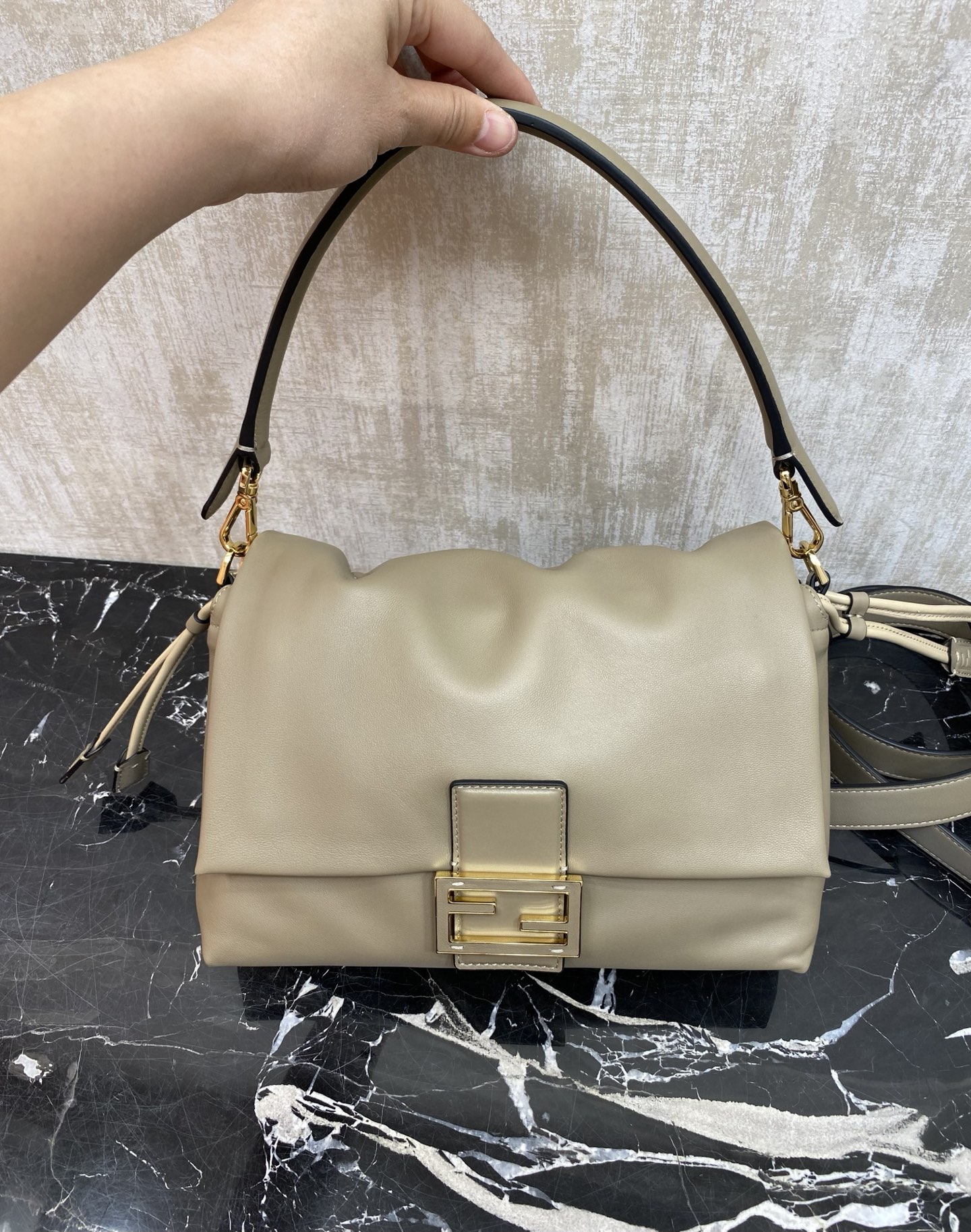 特级原厂💰1050
现货色🔥中号，全新的Mamma Baguette来喽，法棍与福袋的双结合，全网最温柔的包包没有之一，软软糯糯的小羊皮也太细嫩了，既慵懒又高级！标志性的五金扣搭配小羊皮的设计简单又时尚，内里牛反绒，羊皮抽绳收口显得松驰感满满，长肩带和手腕带可随意调节，自由随性，怎么舒服怎么来，太治愈了啦！
编号：833
中 尺寸: 26.5x8.5x18cm
