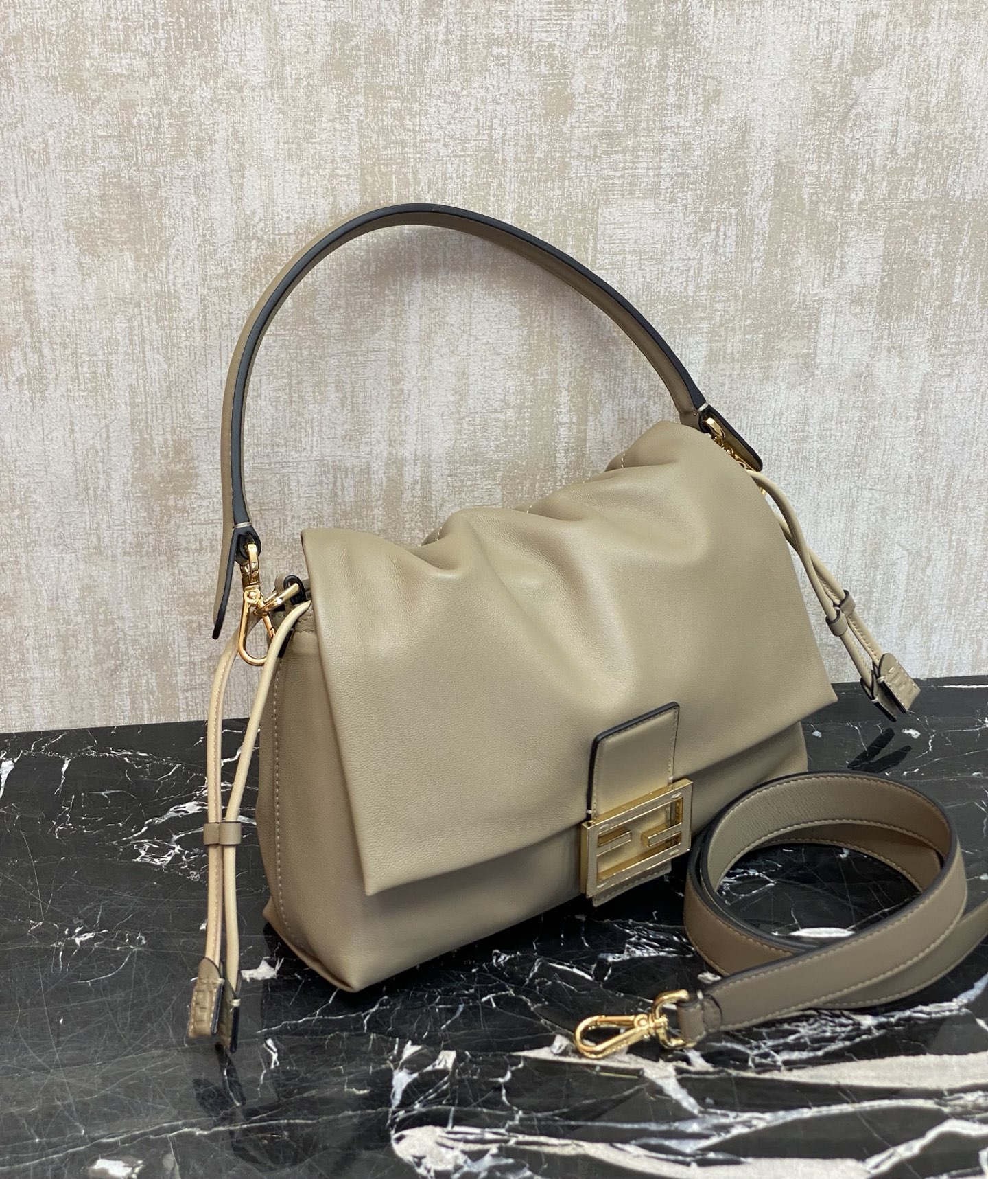 特级原厂💰1050
现货色🔥中号，全新的Mamma Baguette来喽，法棍与福袋的双结合，全网最温柔的包包没有之一，软软糯糯的小羊皮也太细嫩了，既慵懒又高级！标志性的五金扣搭配小羊皮的设计简单又时尚，内里牛反绒，羊皮抽绳收口显得松驰感满满，长肩带和手腕带可随意调节，自由随性，怎么舒服怎么来，太治愈了啦！
编号：833
中 尺寸: 26.5x8.5x18cm
