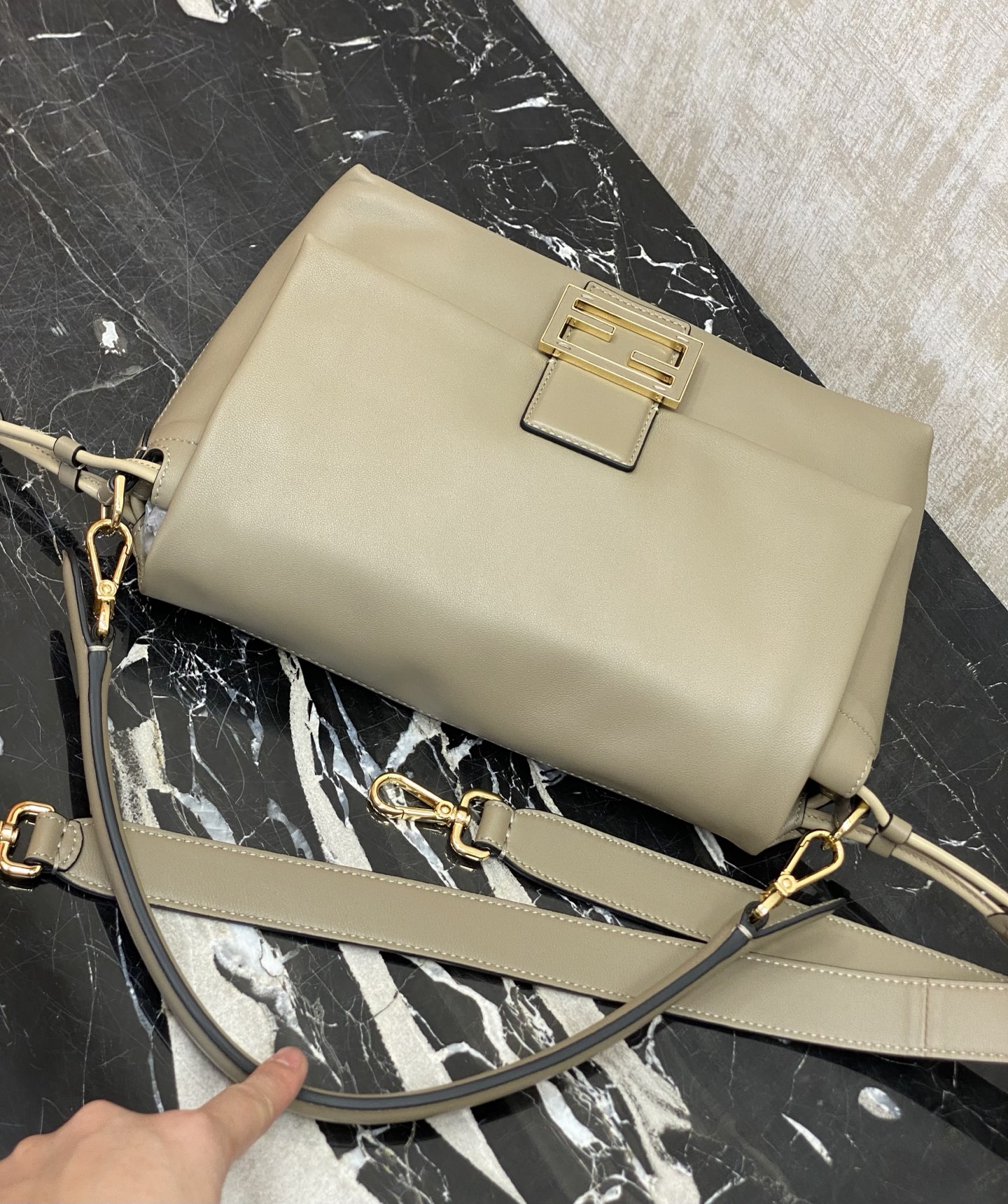 特级原厂💰1050
现货色🔥中号，全新的Mamma Baguette来喽，法棍与福袋的双结合，全网最温柔的包包没有之一，软软糯糯的小羊皮也太细嫩了，既慵懒又高级！标志性的五金扣搭配小羊皮的设计简单又时尚，内里牛反绒，羊皮抽绳收口显得松驰感满满，长肩带和手腕带可随意调节，自由随性，怎么舒服怎么来，太治愈了啦！
编号：833
中 尺寸: 26.5x8.5x18cm
