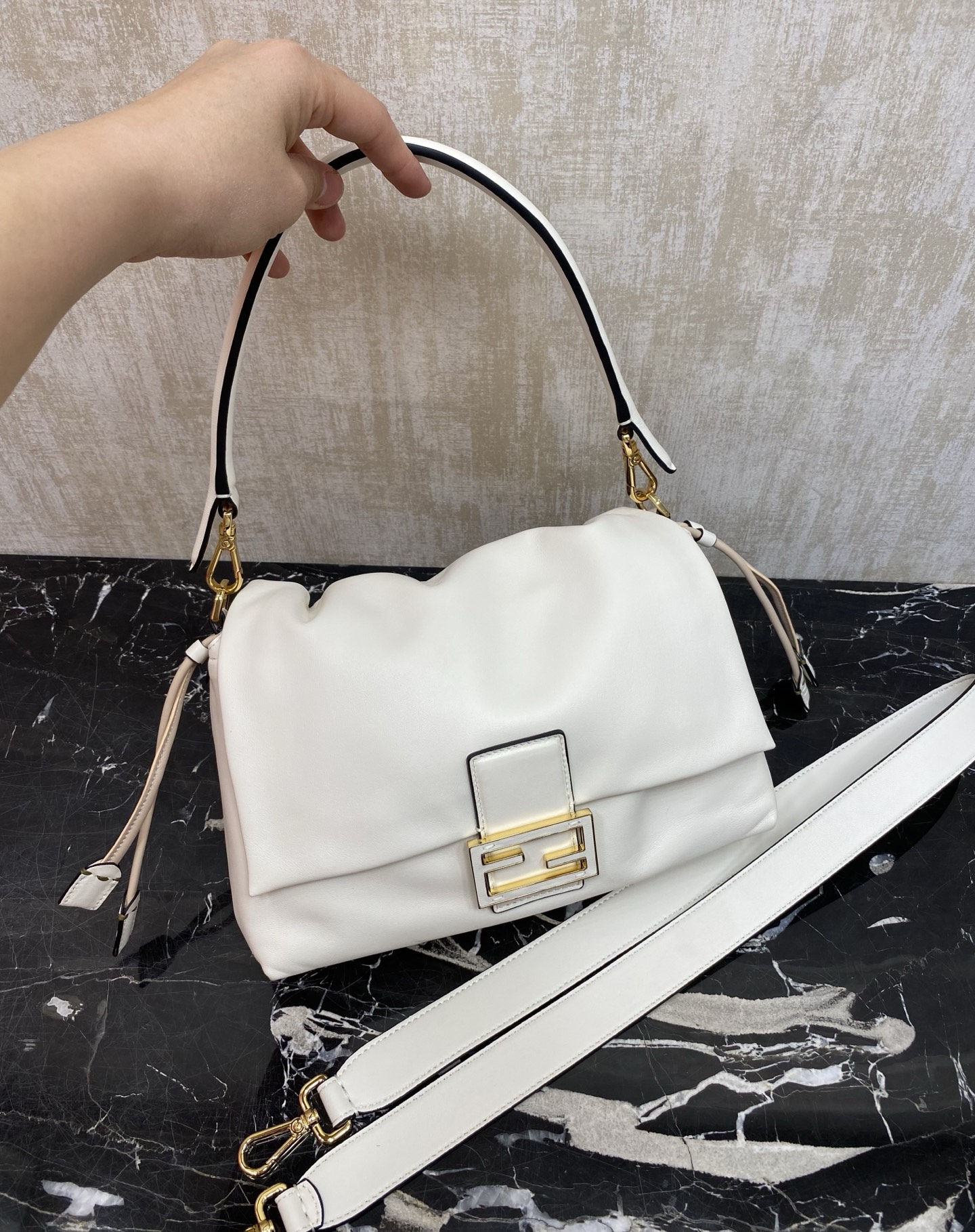 Fendi Available color medium size, the brand new Mamma Baguette is here, a double combination of baguette and lucky bag, one of the most gentle b