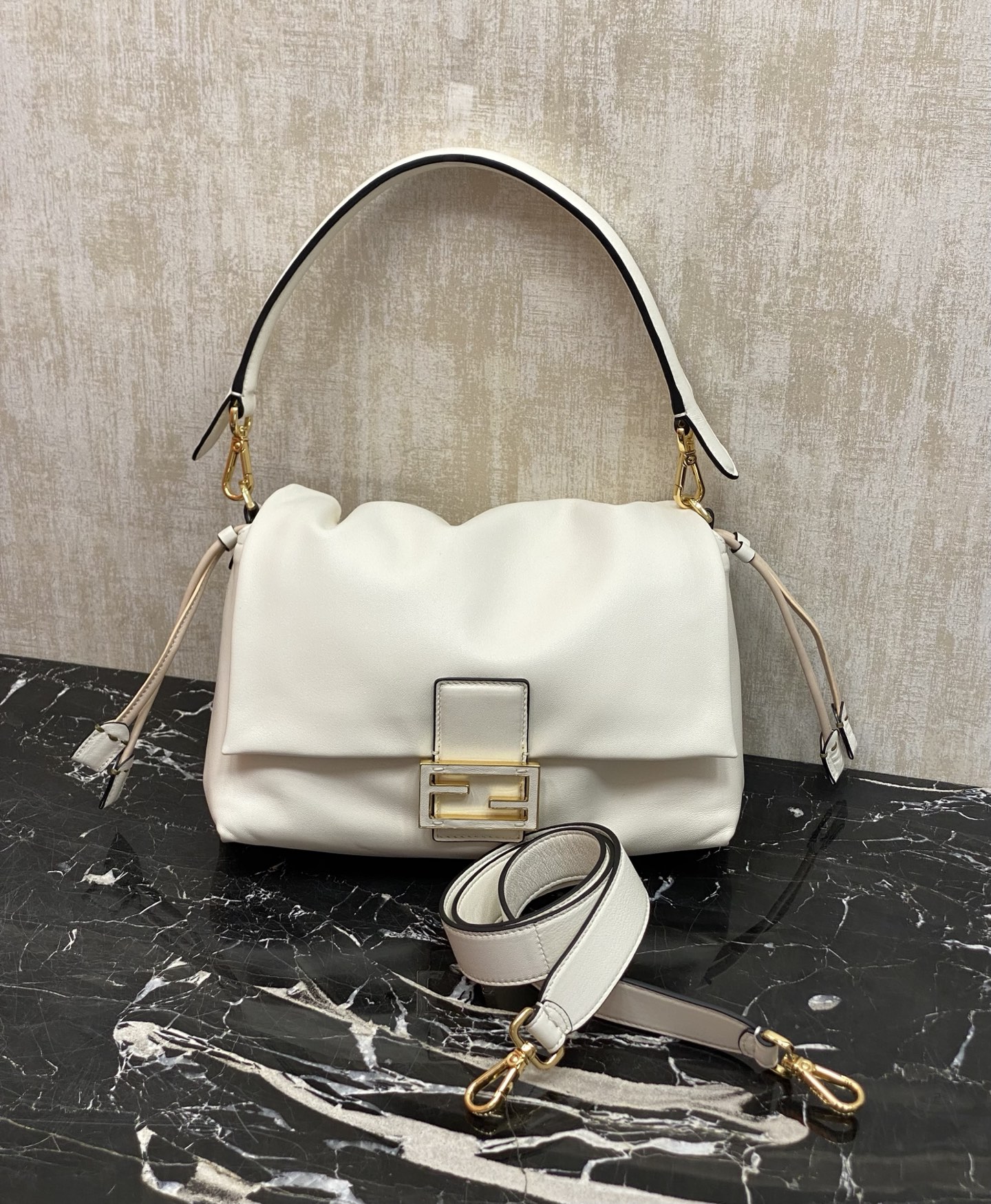 Fendi Available color medium size, the brand new Mamma Baguette is here, a double combination of baguette and lucky bag, one of the most gentle b