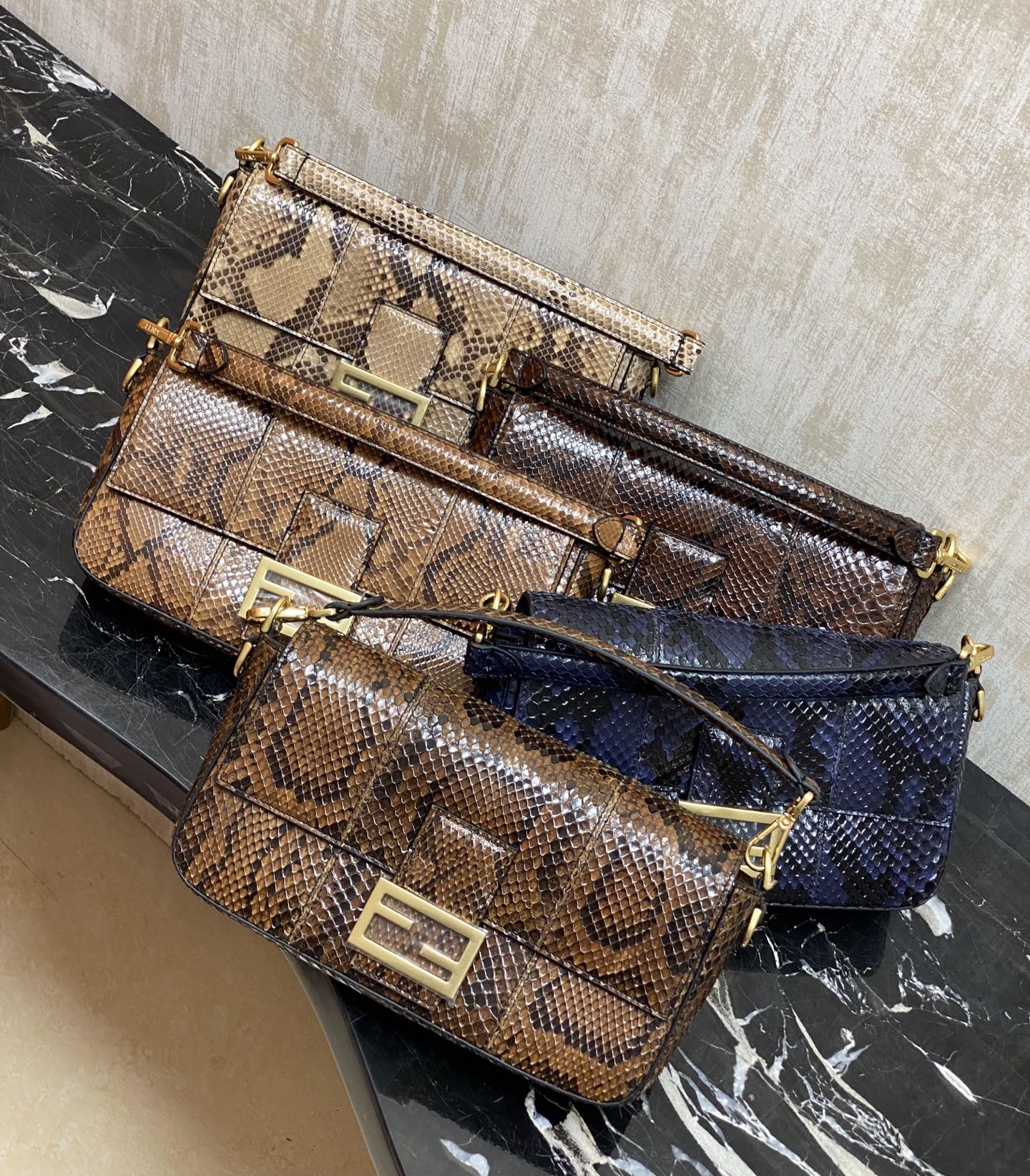 Collection: Fendi rare leather, 26cm, imported snakeskin with sheepskin baguette bag, versatile and timeless, the bag is made of soft snakeskin,