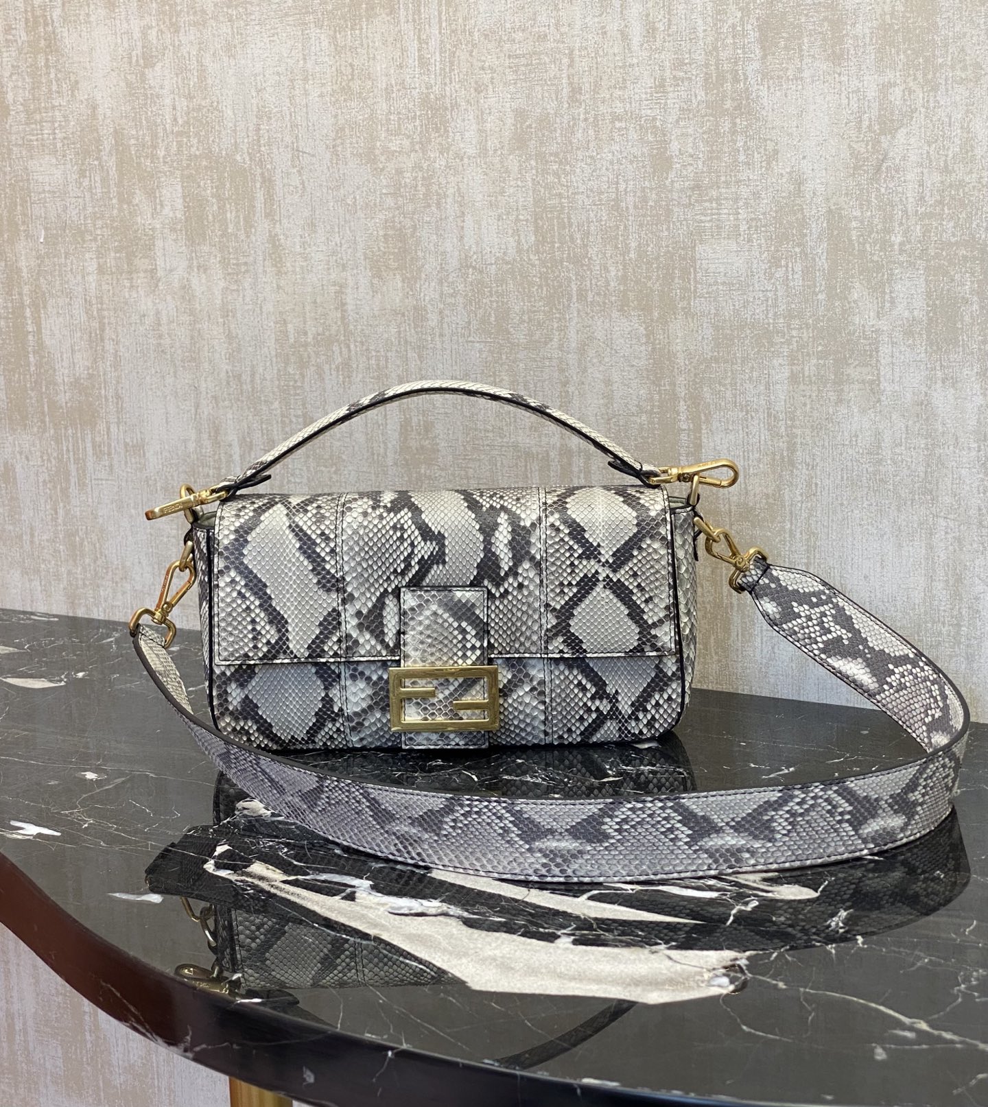 Fendi rare leather, 26cm, imported snakeskin with sheepskin baguette bag, versatile and timeless, the bag is made of soft snakeskin, embossed log