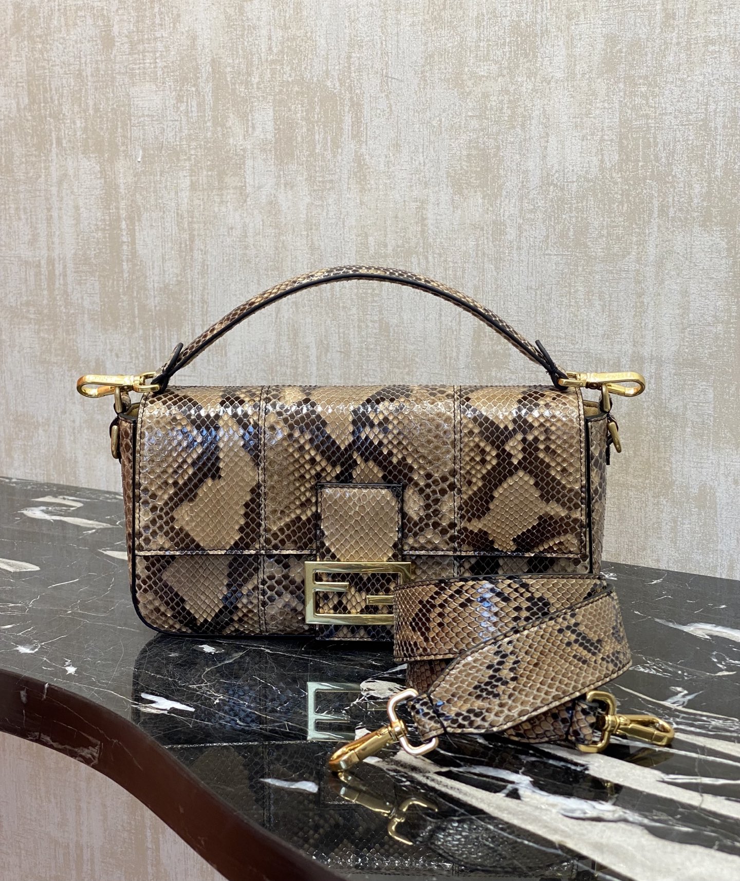 Fendi rare leather, 26cm, imported snakeskin with sheepskin baguette bag, versatile and timeless, the bag is made of soft snakeskin, embossed log