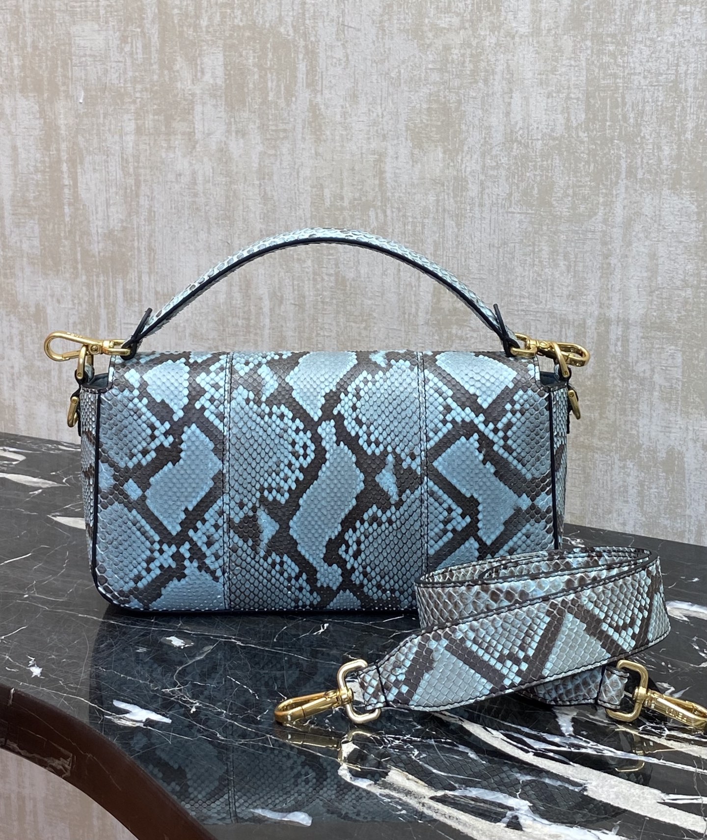 Fendi rare leather, 26cm, imported snakeskin with sheepskin baguette bag, versatile and timeless, the bag is made of soft snakeskin, embossed log