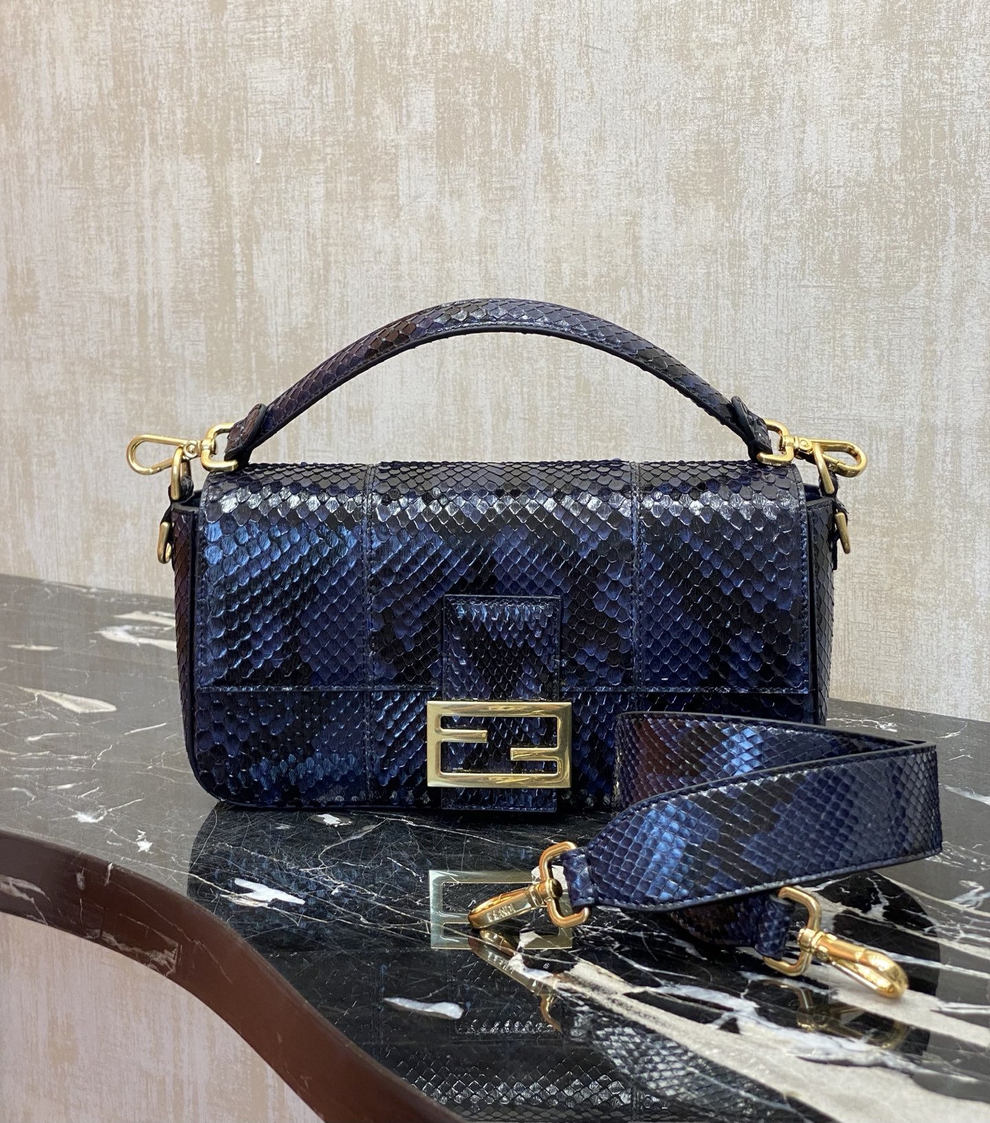 Fendi rare leather, 26cm, imported snakeskin with sheepskin baguette bag, versatile and timeless, the bag is made of soft snakeskin, embossed log