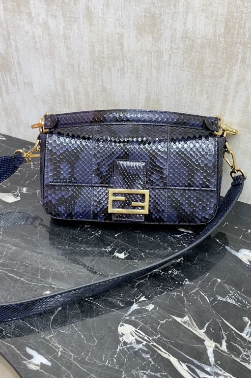 Fendi rare leather, 26cm, imported snakeskin with sheepskin baguette bag, versatile and timeless, the bag is made of soft snakeskin, embossed log
