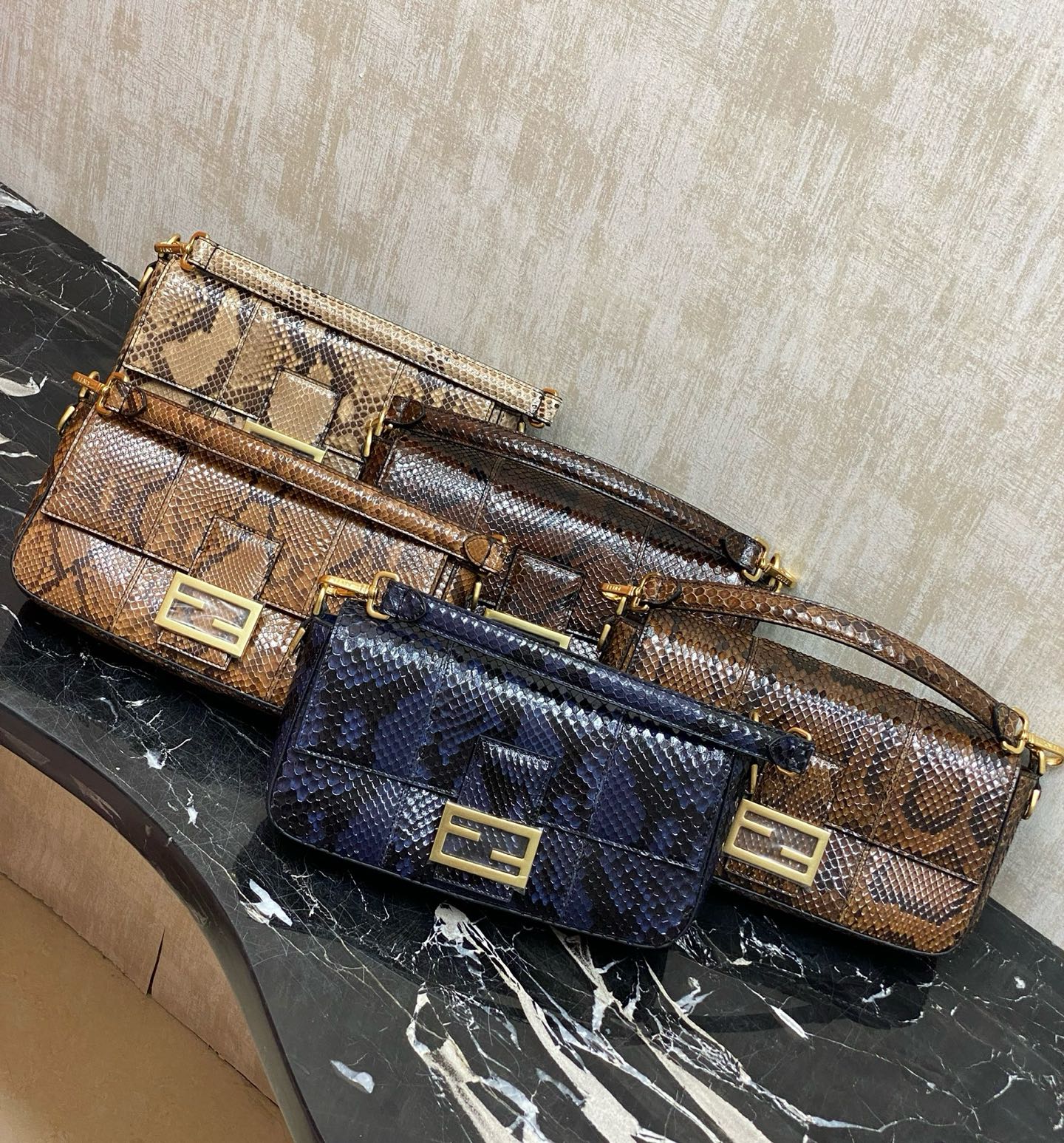 Collection: Fendi rare leather, 26cm, imported snakeskin with sheepskin baguette bag, versatile and timeless, the bag is made of soft snakeskin,