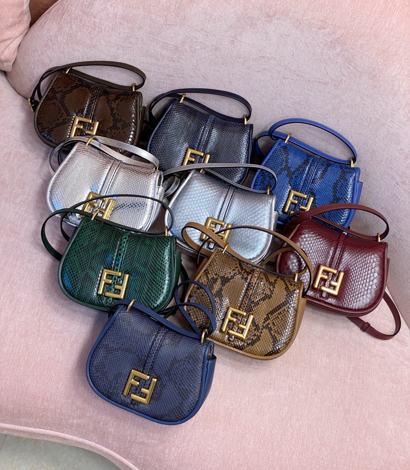 Collection: Fendi rare goods Cmon series handbags Imported snakeskin flap with calfskin, slightly retro style, flap design with FF lettering, mag
