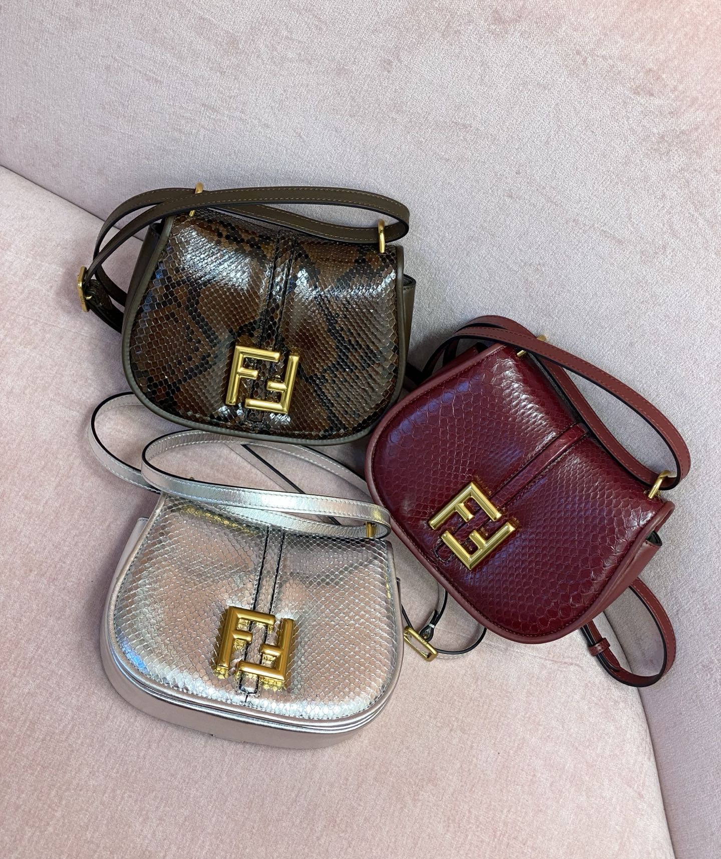 Collection: Fendi rare goods Cmon series handbags Imported snakeskin flap with calfskin, slightly retro style, flap design with FF lettering, mag