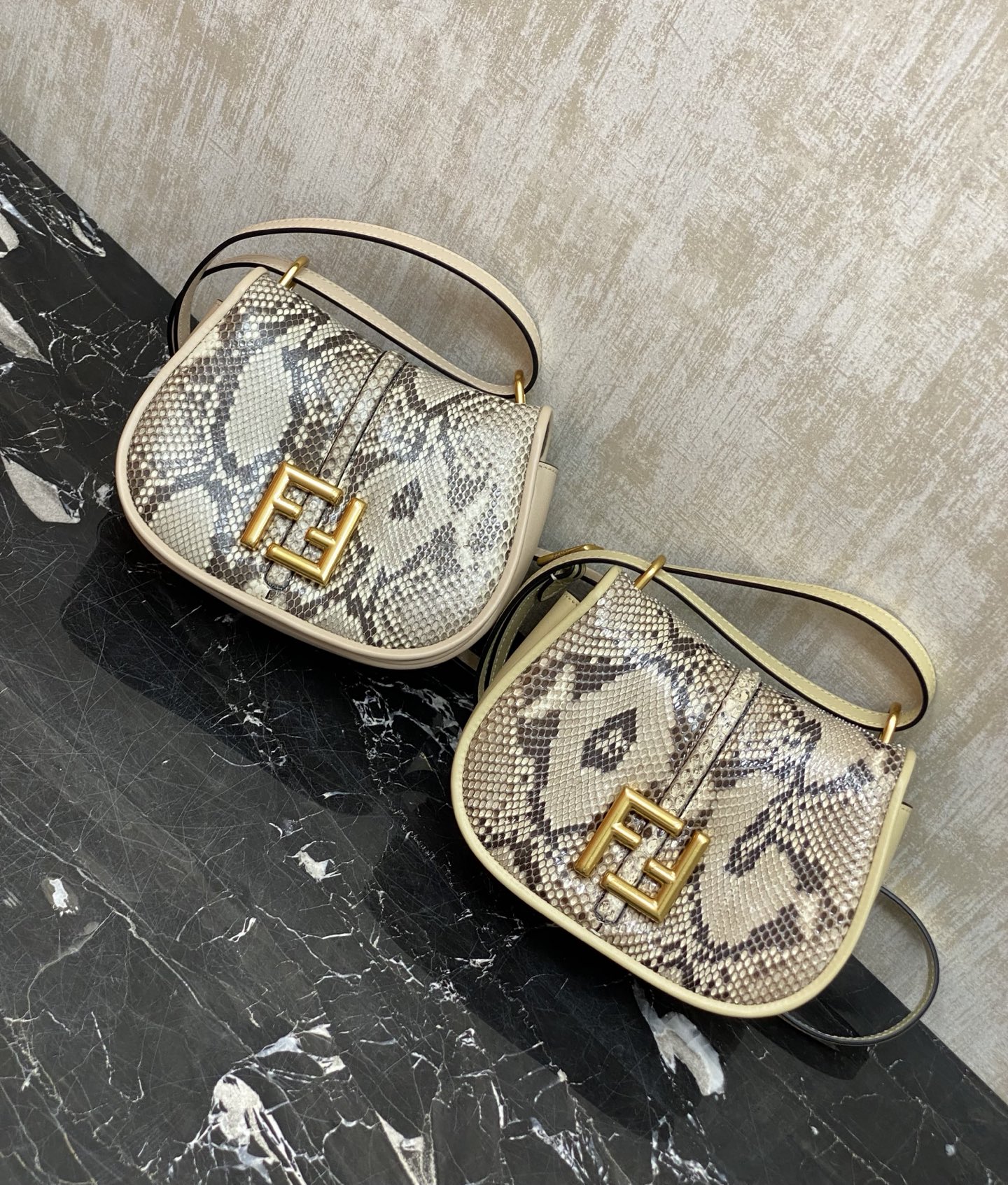 Collection: Fendi rare goods Cmon series handbags Imported snakeskin flap with calfskin, slightly retro style, flap design with FF lettering, mag
