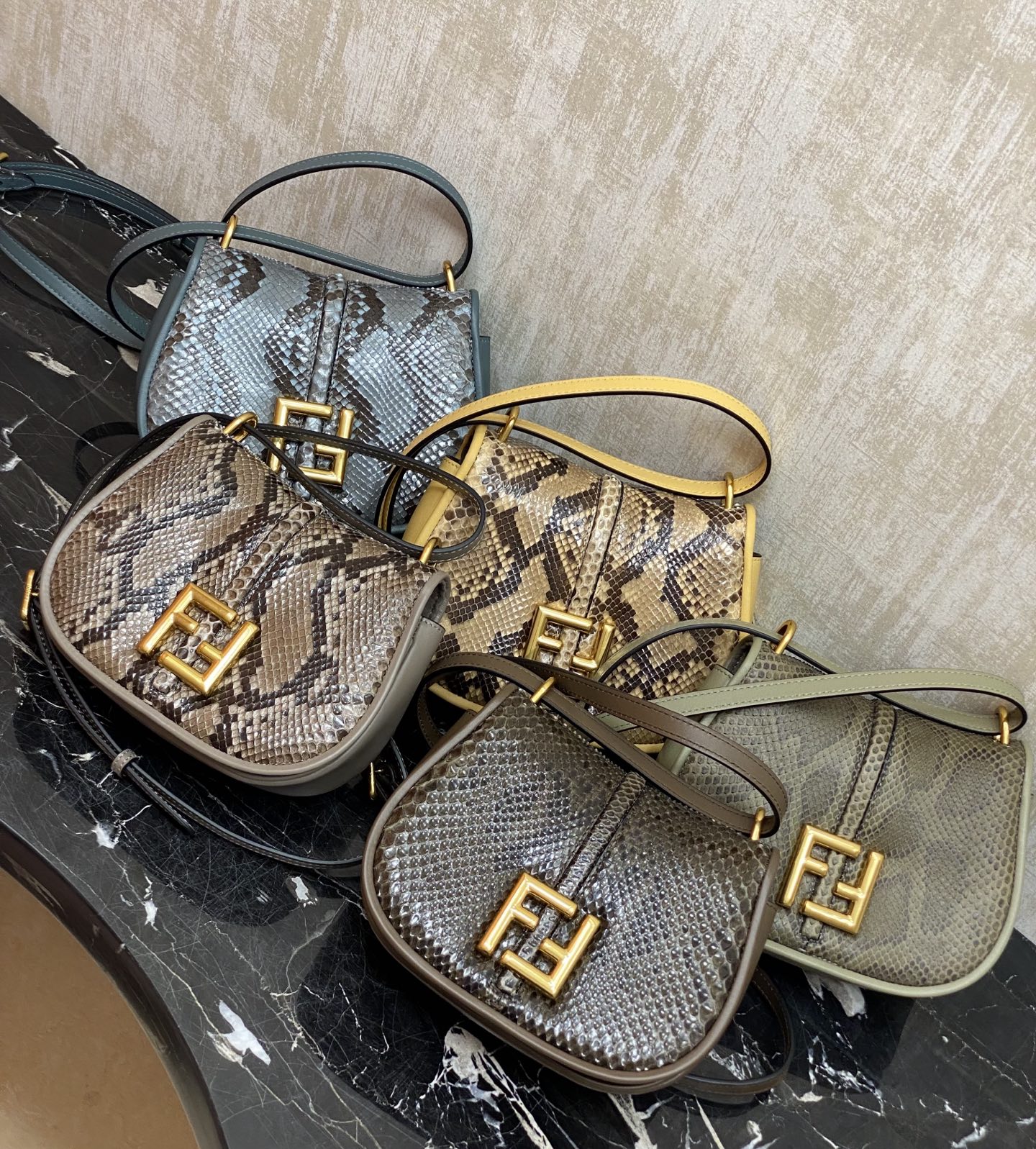 Collection: Fendi rare goods Cmon series handbags Imported snakeskin flap with calfskin, slightly retro style, flap design with FF lettering, mag