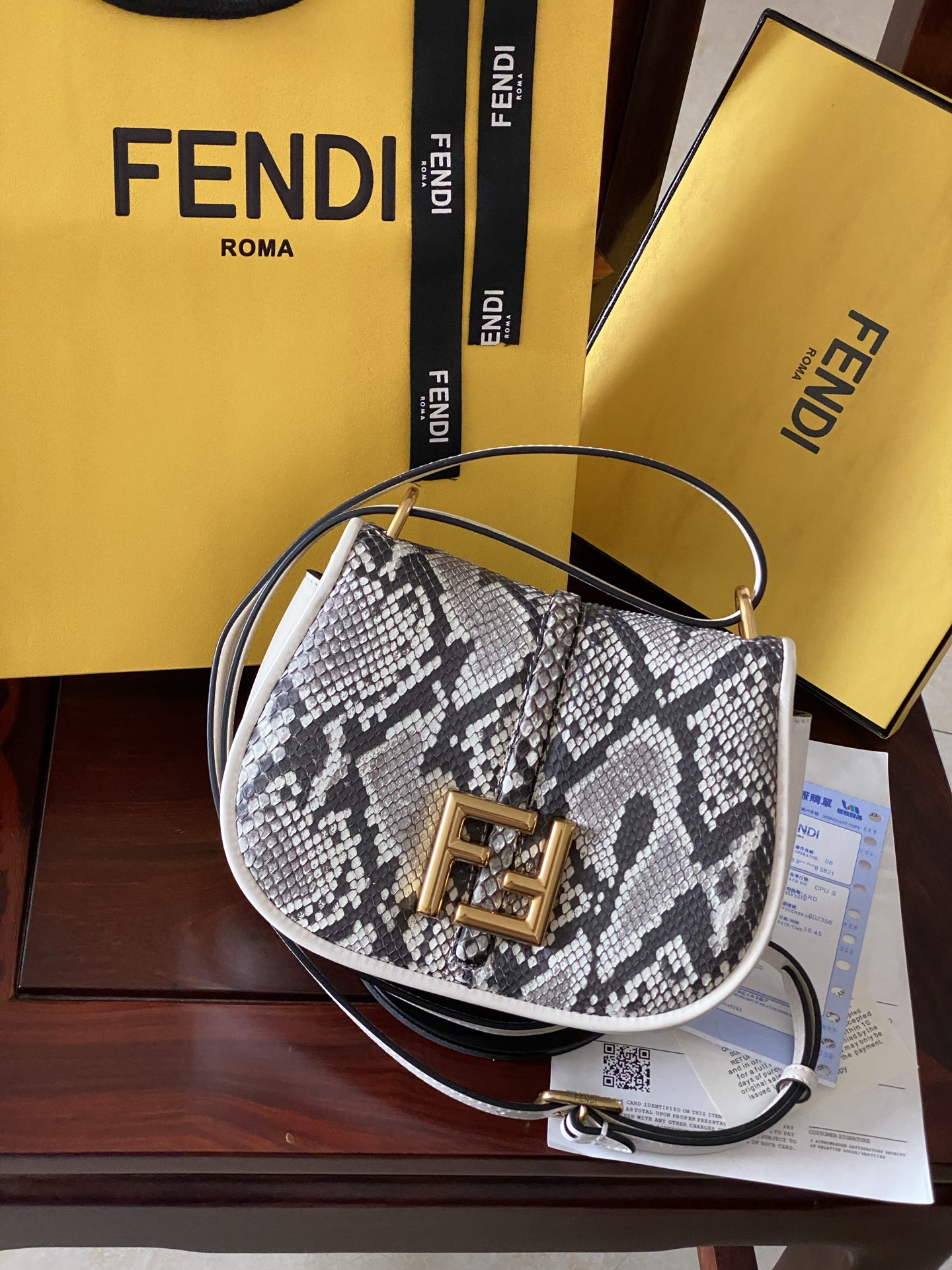 Collection: Fendi rare goods Cmon series handbags Imported snakeskin flap with calfskin, slightly retro style, flap design with FF lettering, mag