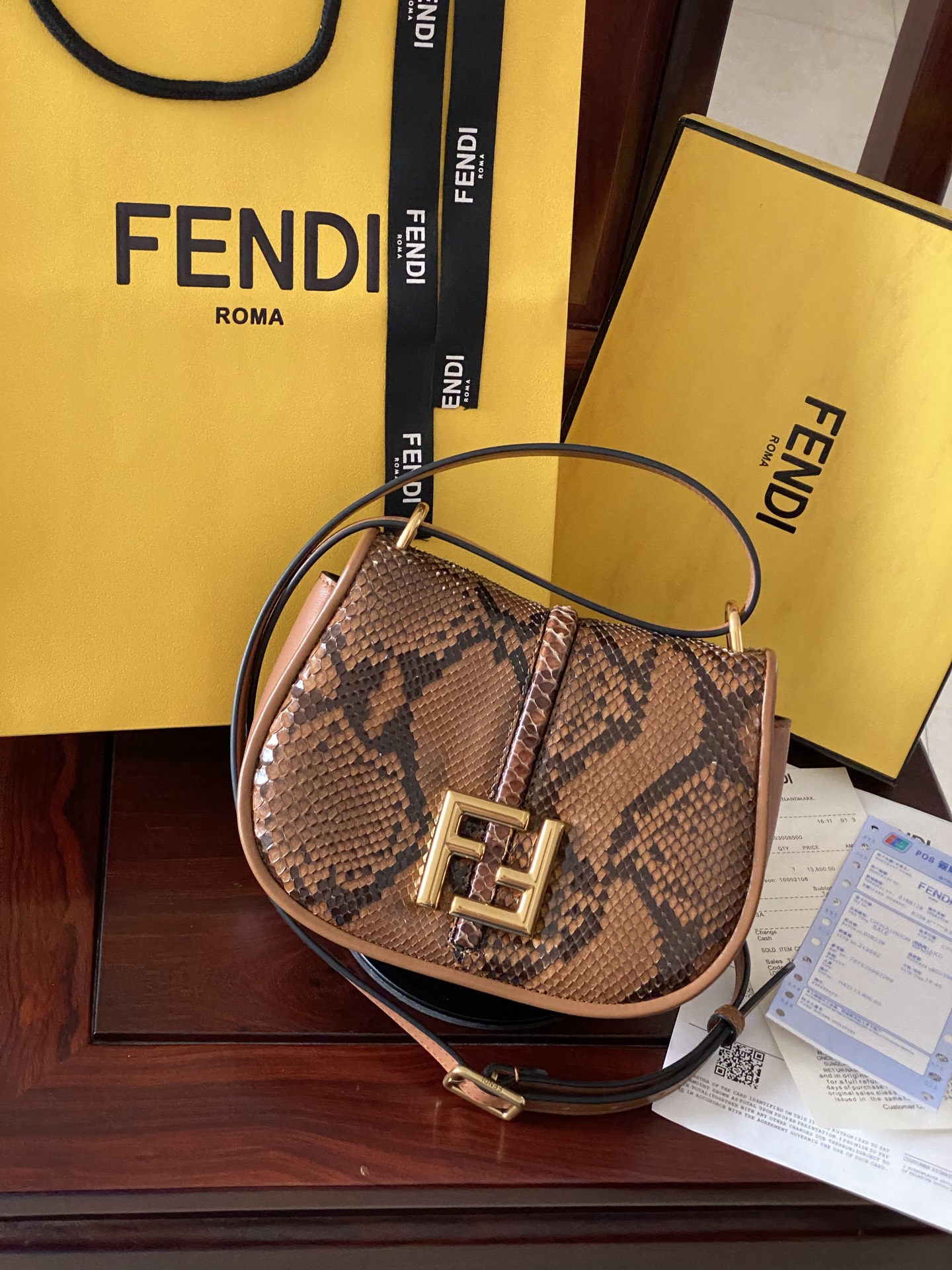 Collection: Fendi rare goods Cmon series handbags Imported snakeskin flap with calfskin, slightly retro style, flap design with FF lettering, mag