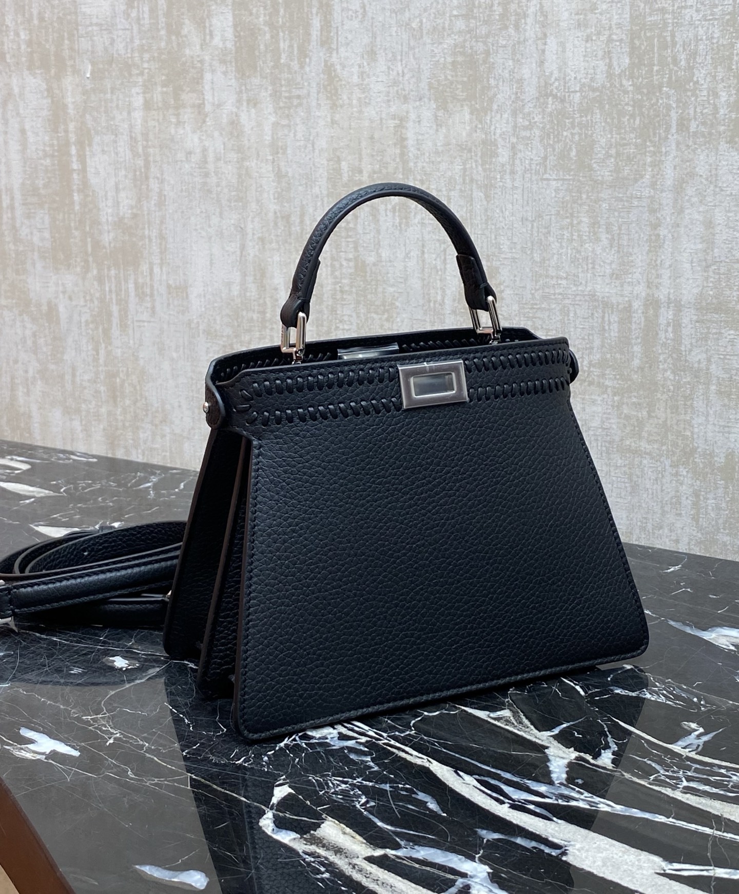 特级原厂💰1550
现货🔥20cm
最新peekaboo petite🔥（里外全皮）
编织手袋👜两面不同做法。
小巧精致 也太可爱了吧！
全人工编织，精致五金，风琴版标志形状，前后两层设计也能装，手机📱化妆品，超符合现在包包流行趋势！姐妹们快冲
款号88N335W327
小号尺寸20x15.5x11cm
