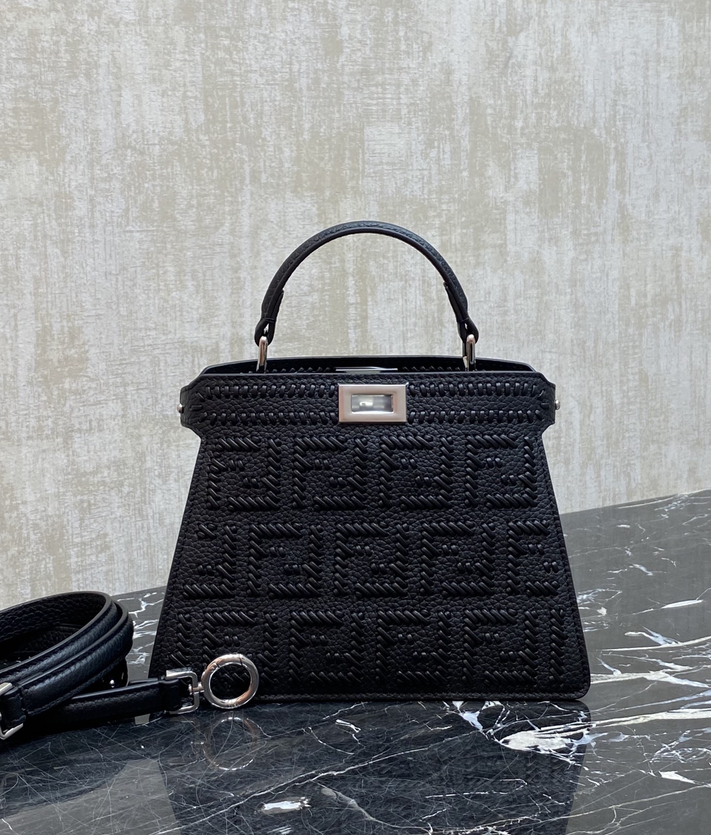特级原厂💰1550
现货🔥20cm
最新peekaboo petite🔥（里外全皮）
编织手袋👜两面不同做法。
小巧精致 也太可爱了吧！
全人工编织，精致五金，风琴版标志形状，前后两层设计也能装，手机📱化妆品，超符合现在包包流行趋势！姐妹们快冲
款号88N335W327
小号尺寸20x15.5x11cm
