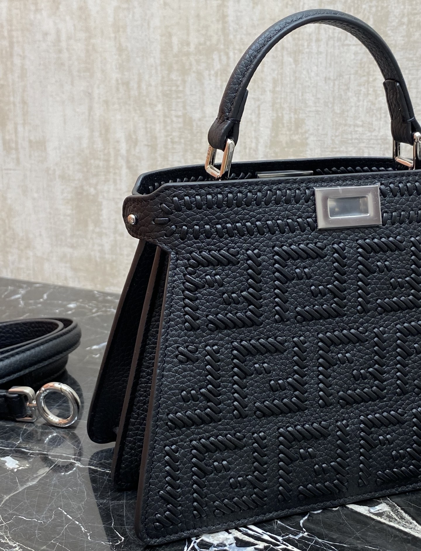 特级原厂💰1550
现货🔥20cm
最新peekaboo petite🔥（里外全皮）
编织手袋👜两面不同做法。
小巧精致 也太可爱了吧！
全人工编织，精致五金，风琴版标志形状，前后两层设计也能装，手机📱化妆品，超符合现在包包流行趋势！姐妹们快冲
款号88N335W327
小号尺寸20x15.5x11cm
