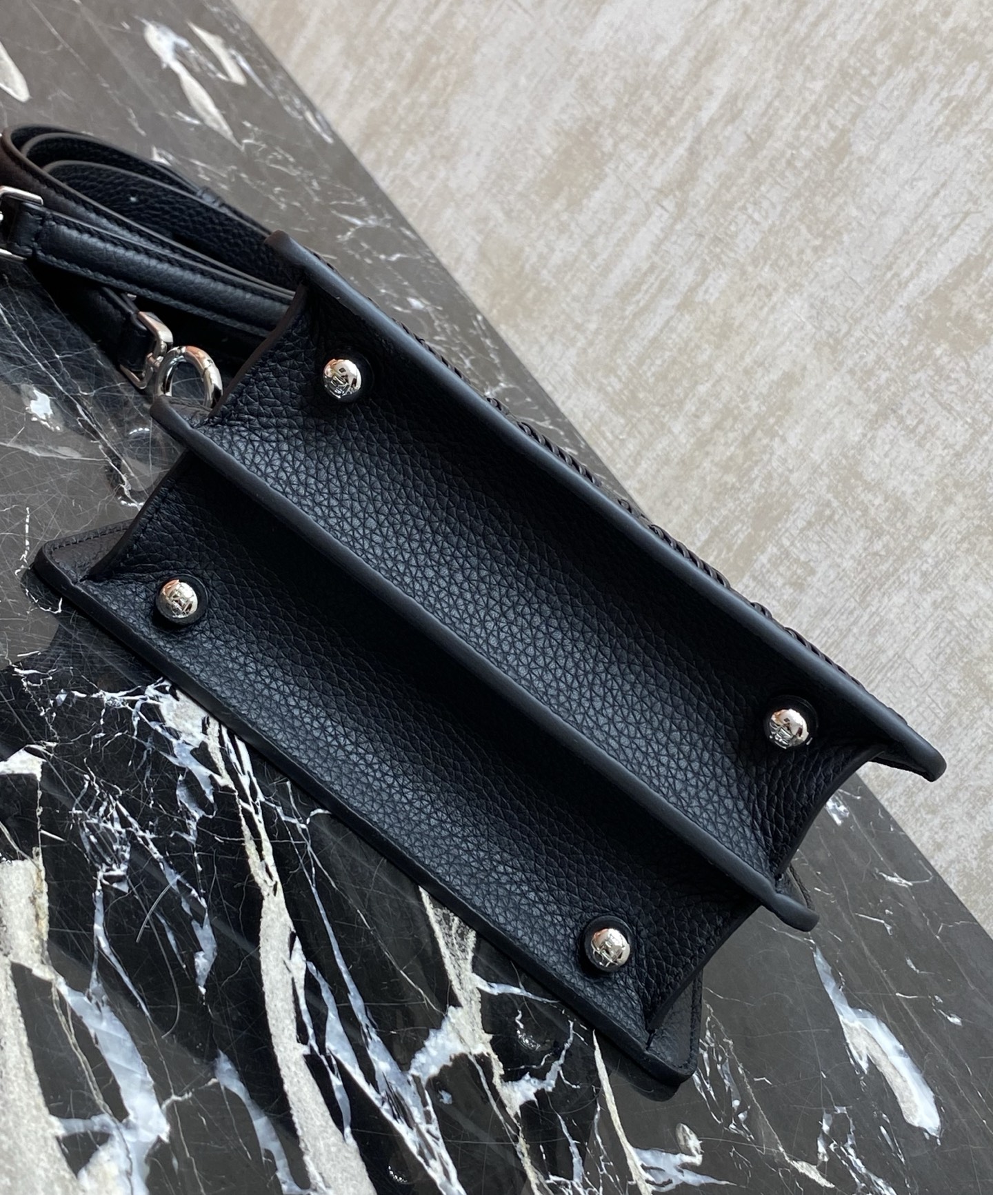 特级原厂💰1550
现货🔥20cm
最新peekaboo petite🔥（里外全皮）
编织手袋👜两面不同做法。
小巧精致 也太可爱了吧！
全人工编织，精致五金，风琴版标志形状，前后两层设计也能装，手机📱化妆品，超符合现在包包流行趋势！姐妹们快冲
款号88N335W327
小号尺寸20x15.5x11cm
