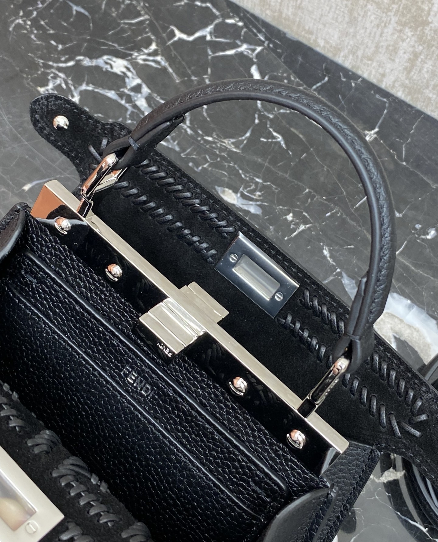 特级原厂💰1550
现货🔥20cm
最新peekaboo petite🔥（里外全皮）
编织手袋👜两面不同做法。
小巧精致 也太可爱了吧！
全人工编织，精致五金，风琴版标志形状，前后两层设计也能装，手机📱化妆品，超符合现在包包流行趋势！姐妹们快冲
款号88N335W327
小号尺寸20x15.5x11cm

