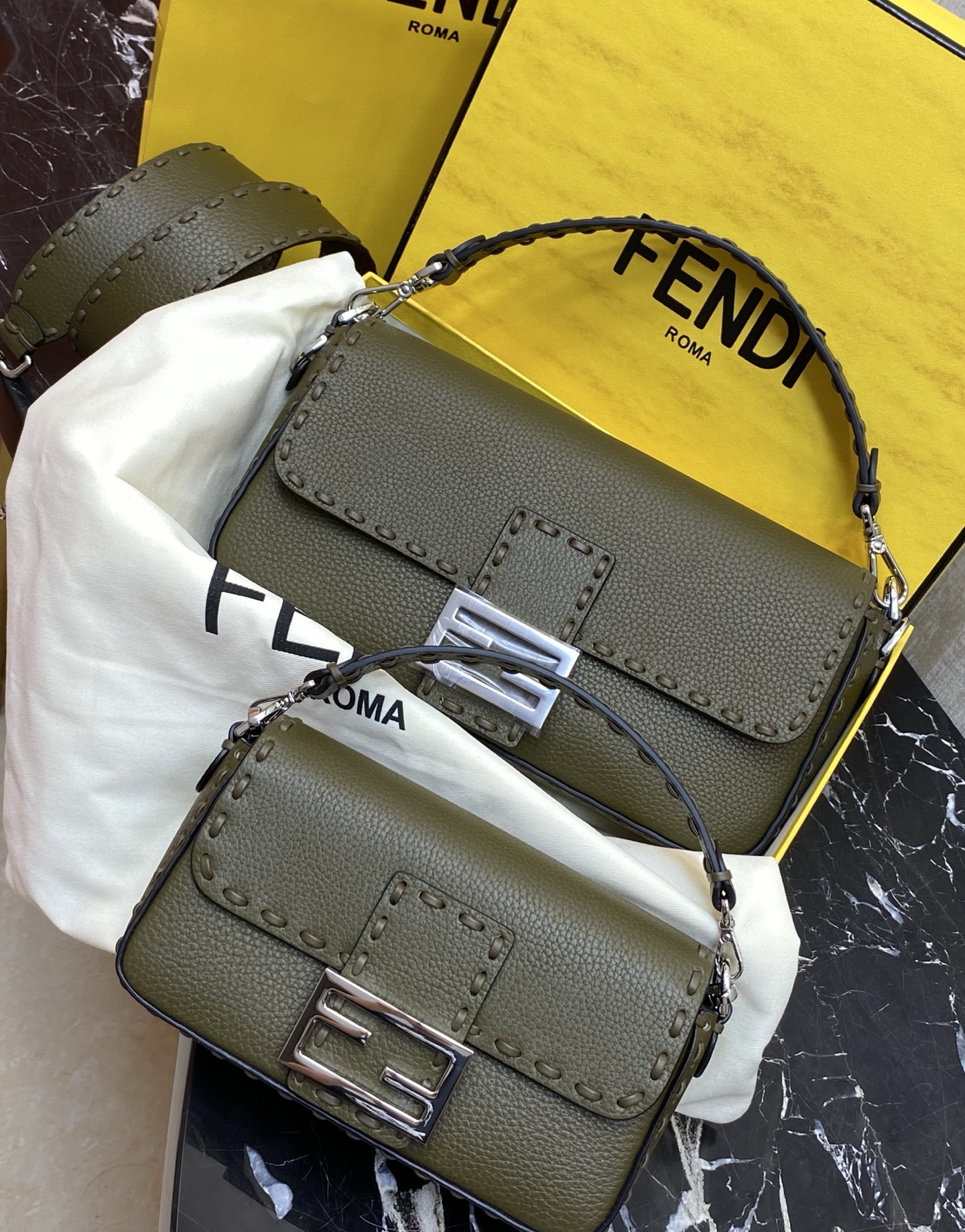 大小对比🆚集合：
现货🔥F家baguette经典中号升级款，皮质上升了一个档次，柔软的头层小牛皮荔枝纹皮料不一样的设计，散发新的时尚感 ，里配小羊皮，专属银扣定制，
编号017，600荔枝纹。