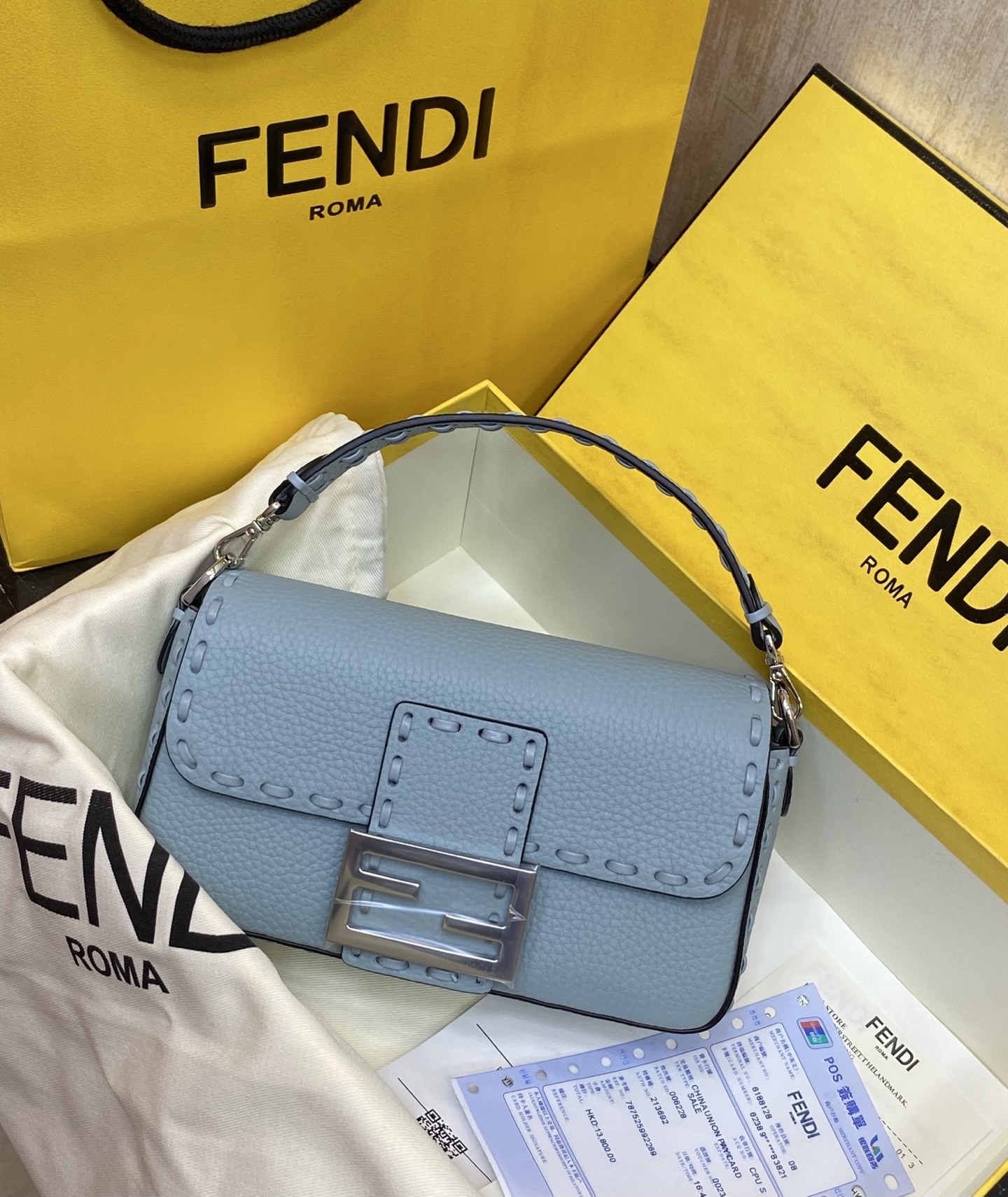 集合：小号，19cm
现货🔥特级原厂Baguette手袋冰蓝牛皮手袋
IconicBaguette迷你手袋，荔枝纹材质，手袋配有可拆卸式手柄和链式肩带，可手提、肩背或斜挎。
材质:外层:原版皮
内里:小羊皮
尺寸：深度:4长度:19高度:11.5
编号：017手缝