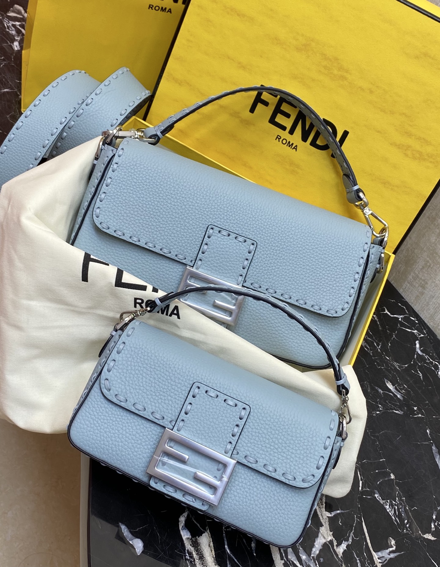 大小对比🆚集合：
现货🔥F家baguette经典中号升级款，皮质上升了一个档次，柔软的头层小牛皮荔枝纹皮料不一样的设计，散发新的时尚感 ，里配小羊皮，专属银扣定制，
编号017，600荔枝纹。