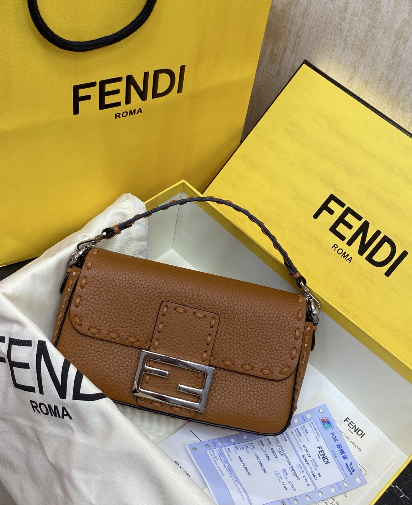 集合：大小对比🆚
现货🔥特级原厂Baguette手袋冰蓝牛皮手袋
IconicBaguette迷你手袋，荔枝纹材质，手袋配有可拆卸式手柄和链式肩带，可手提、肩背或斜挎。
材质:外层:原版皮
内里:小羊皮
尺寸：深度:4长度:19高度:11.5
编号：017手缝