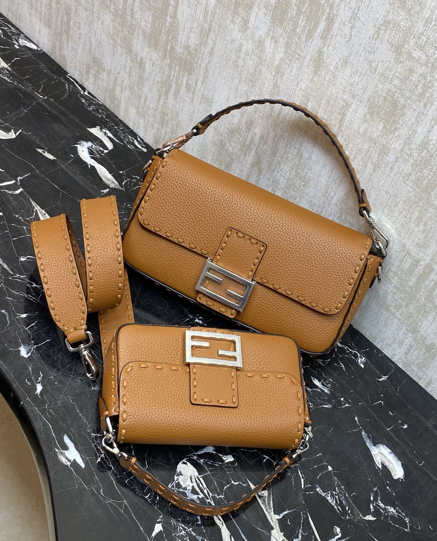 集合：大小对比🆚
现货🔥特级原厂Baguette手袋冰蓝牛皮手袋
IconicBaguette迷你手袋，荔枝纹材质，手袋配有可拆卸式手柄和链式肩带，可手提、肩背或斜挎。
材质:外层:原版皮
内里:小羊皮
尺寸：深度:4长度:19高度:11.5
编号：017手缝