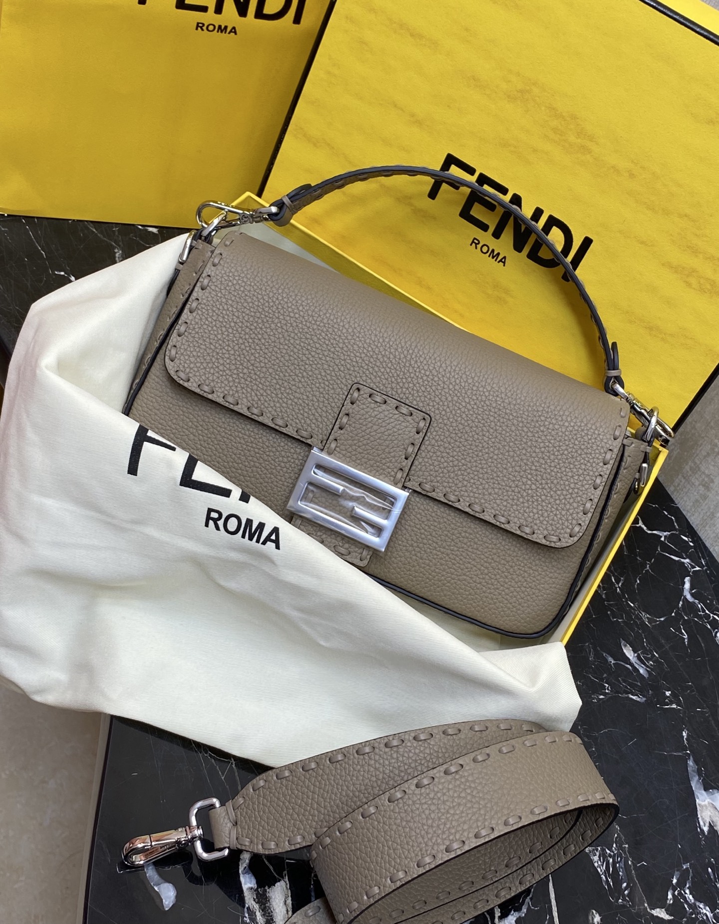 集合：大小对比🆚
现货🔥特级原厂Baguette手袋冰蓝牛皮手袋
IconicBaguette迷你手袋，荔枝纹材质，手袋配有可拆卸式手柄和链式肩带，可手提、肩背或斜挎。
材质:外层:原版皮
内里:小羊皮
编号：017，600