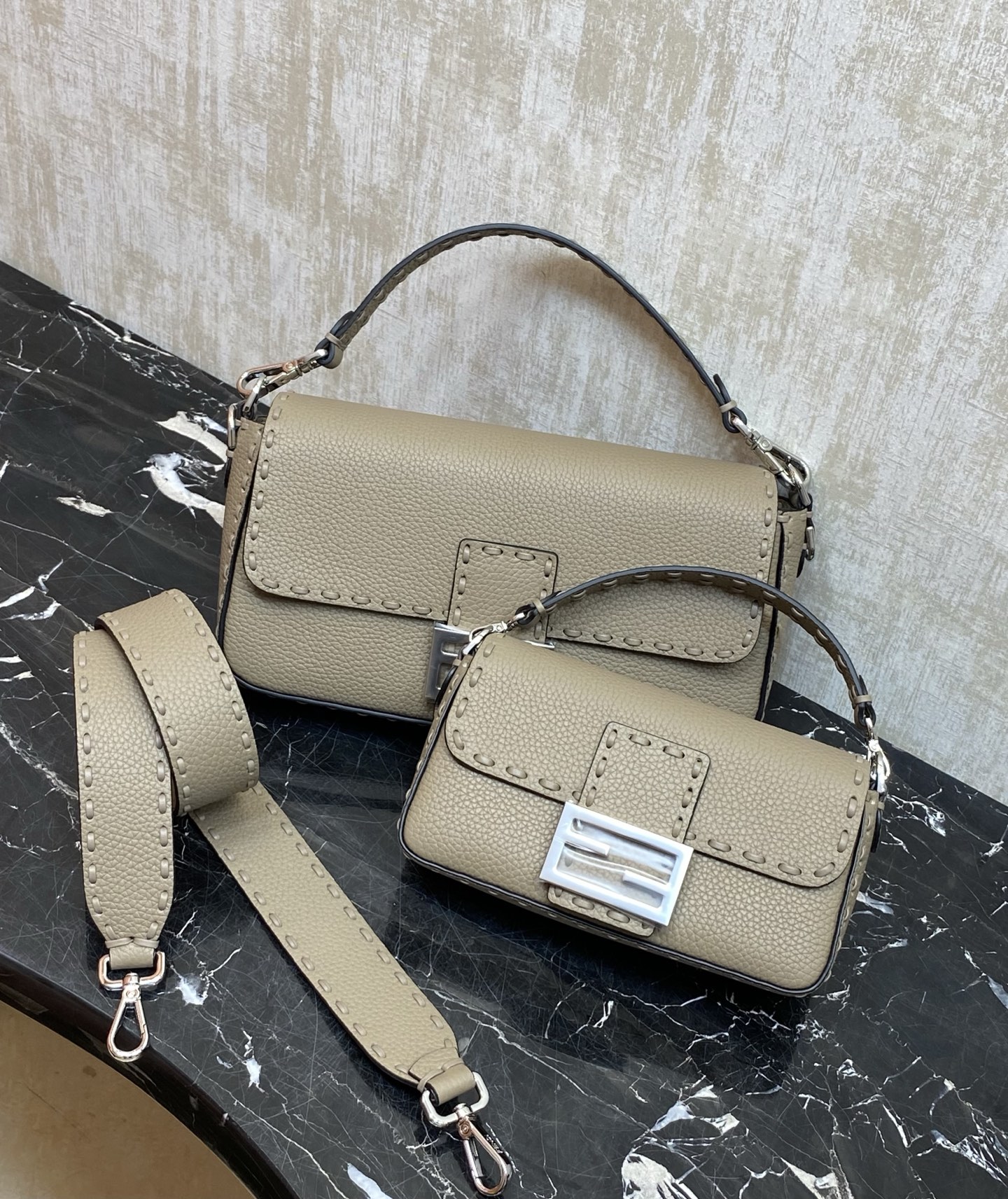 集合：大小对比🆚
现货🔥特级原厂Baguette手袋冰蓝牛皮手袋
IconicBaguette迷你手袋，荔枝纹材质，手袋配有可拆卸式手柄和链式肩带，可手提、肩背或斜挎。
材质:外层:原版皮
内里:小羊皮
编号：017，600