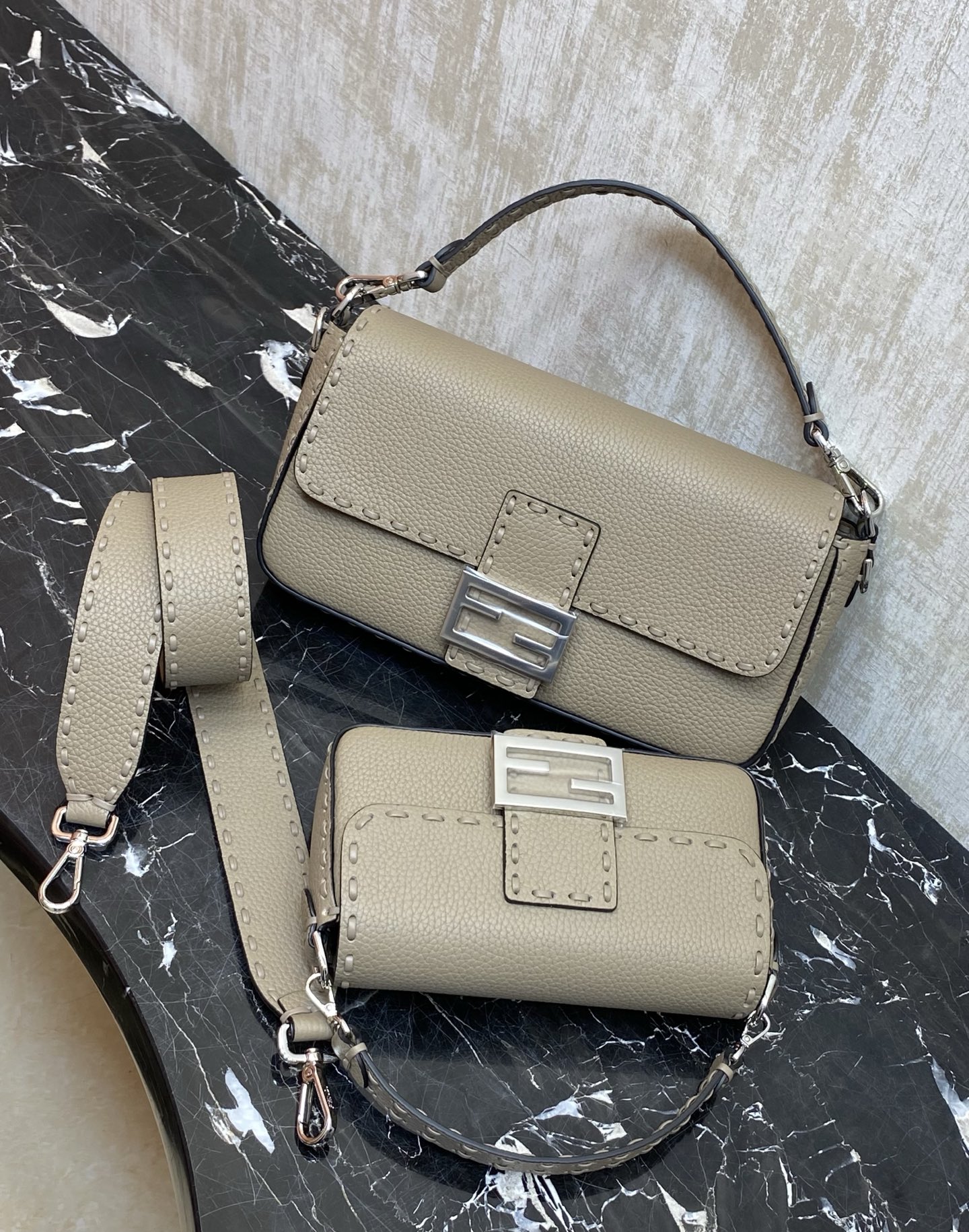 集合：大小对比🆚
现货🔥特级原厂Baguette手袋冰蓝牛皮手袋
IconicBaguette迷你手袋，荔枝纹材质，手袋配有可拆卸式手柄和链式肩带，可手提、肩背或斜挎。
材质:外层:原版皮
内里:小羊皮
编号：017，600