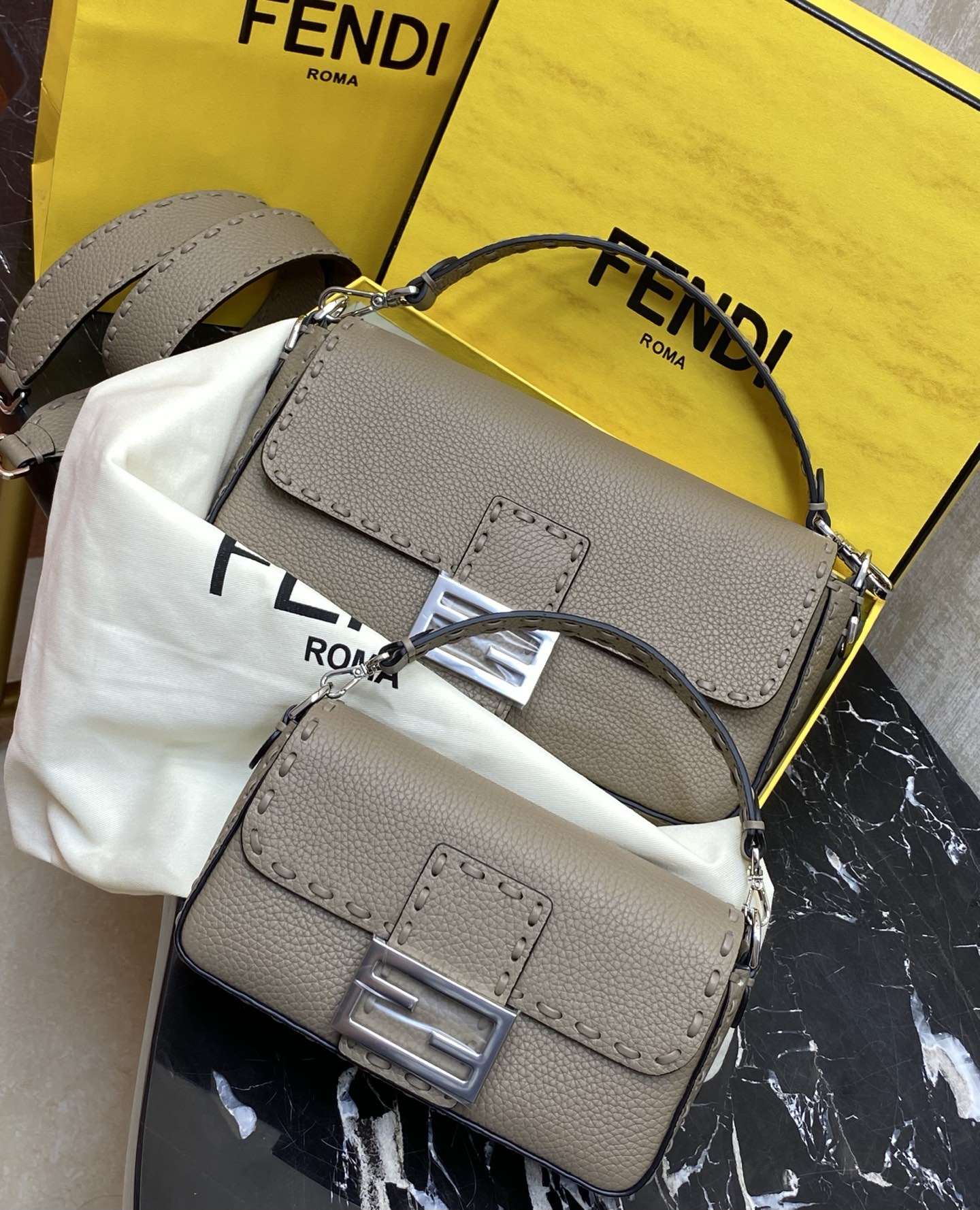 大小对比🆚集合：
现货🔥F家baguette经典中号升级款，皮质上升了一个档次，柔软的头层小牛皮荔枝纹皮料不一样的设计，散发新的时尚感 ，里配小羊皮，专属银扣定制，
编号017，600荔枝纹。