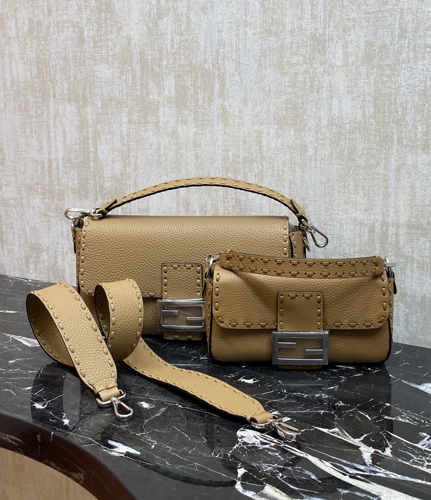 集合：大小对比🆚
现货🔥特级原厂Baguette手袋冰蓝牛皮手袋
IconicBaguette迷你手袋，荔枝纹材质，手袋配有可拆卸式手柄和链式肩带，可手提、肩背或斜挎。
材质:外层:原版皮
内里:小羊皮
编号：017，600