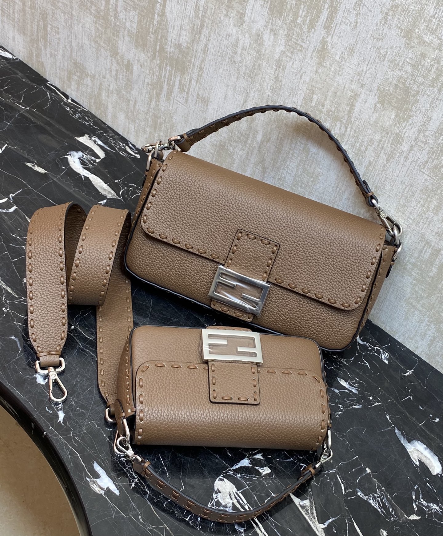 集合：大小对比🆚
现货🔥特级原厂Baguette手袋冰蓝牛皮手袋
IconicBaguette迷你手袋，荔枝纹材质，手袋配有可拆卸式手柄和链式肩带，可手提、肩背或斜挎。
材质:外层:原版皮
内里:小羊皮
编号：017，600