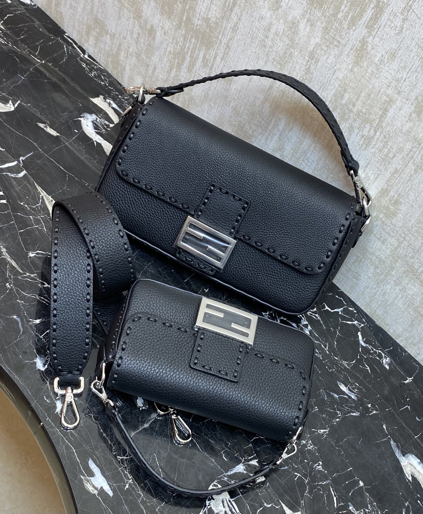 集合：大小对比🆚
现货🔥特级原厂Baguette手袋冰蓝牛皮手袋
IconicBaguette迷你手袋，荔枝纹材质，手袋配有可拆卸式手柄和链式肩带，可手提、肩背或斜挎。
材质:外层:原版皮
内里:小羊皮
编号：017，600