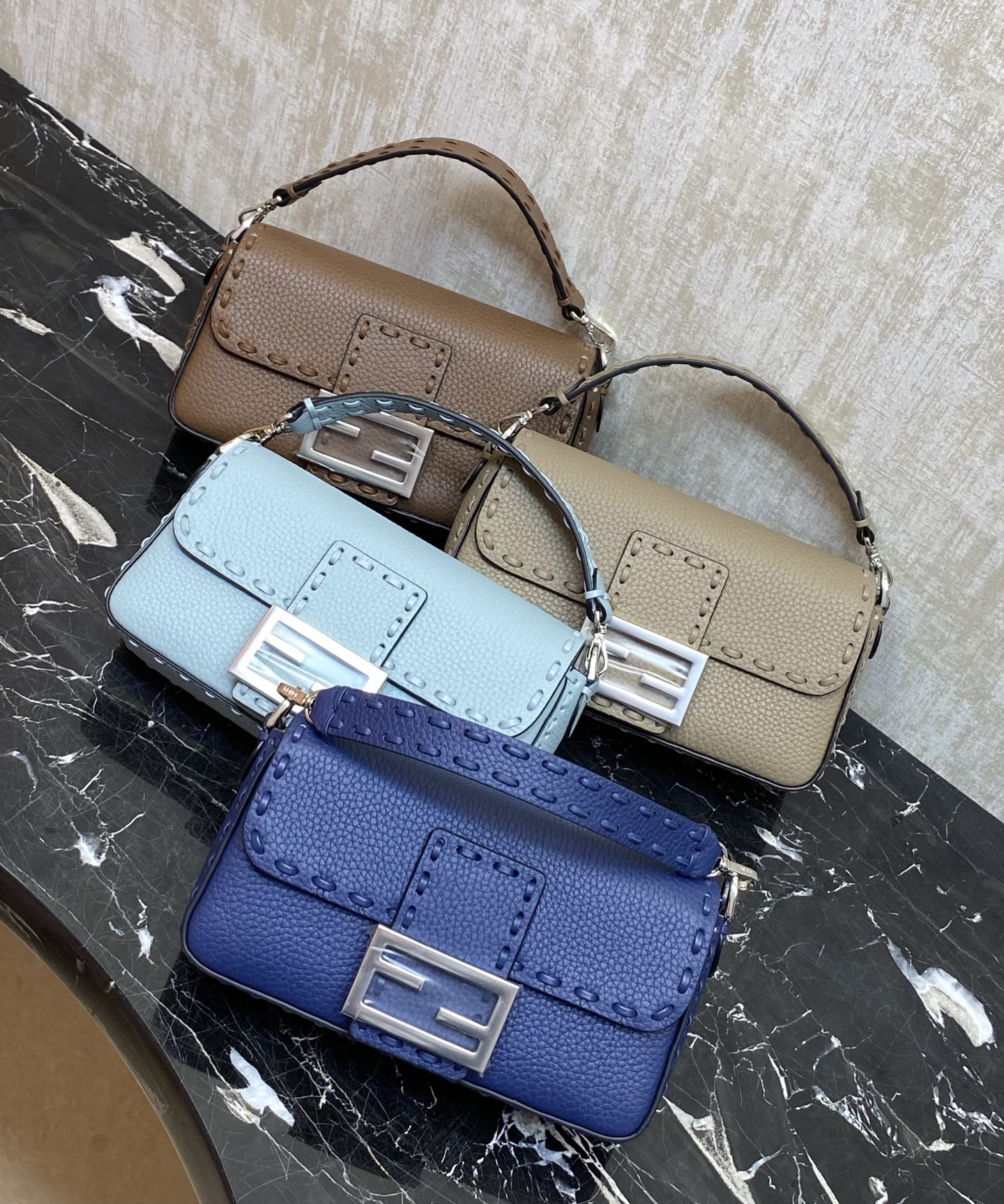 集合：小号，19cm
现货🔥特级原厂Baguette手袋冰蓝牛皮手袋
IconicBaguette迷你手袋，荔枝纹材质，手袋配有可拆卸式手柄和链式肩带，可手提、肩背或斜挎。
材质:外层:原版皮
内里:小羊皮
尺寸：深度:4长度:19高度:11.5
编号：017手缝