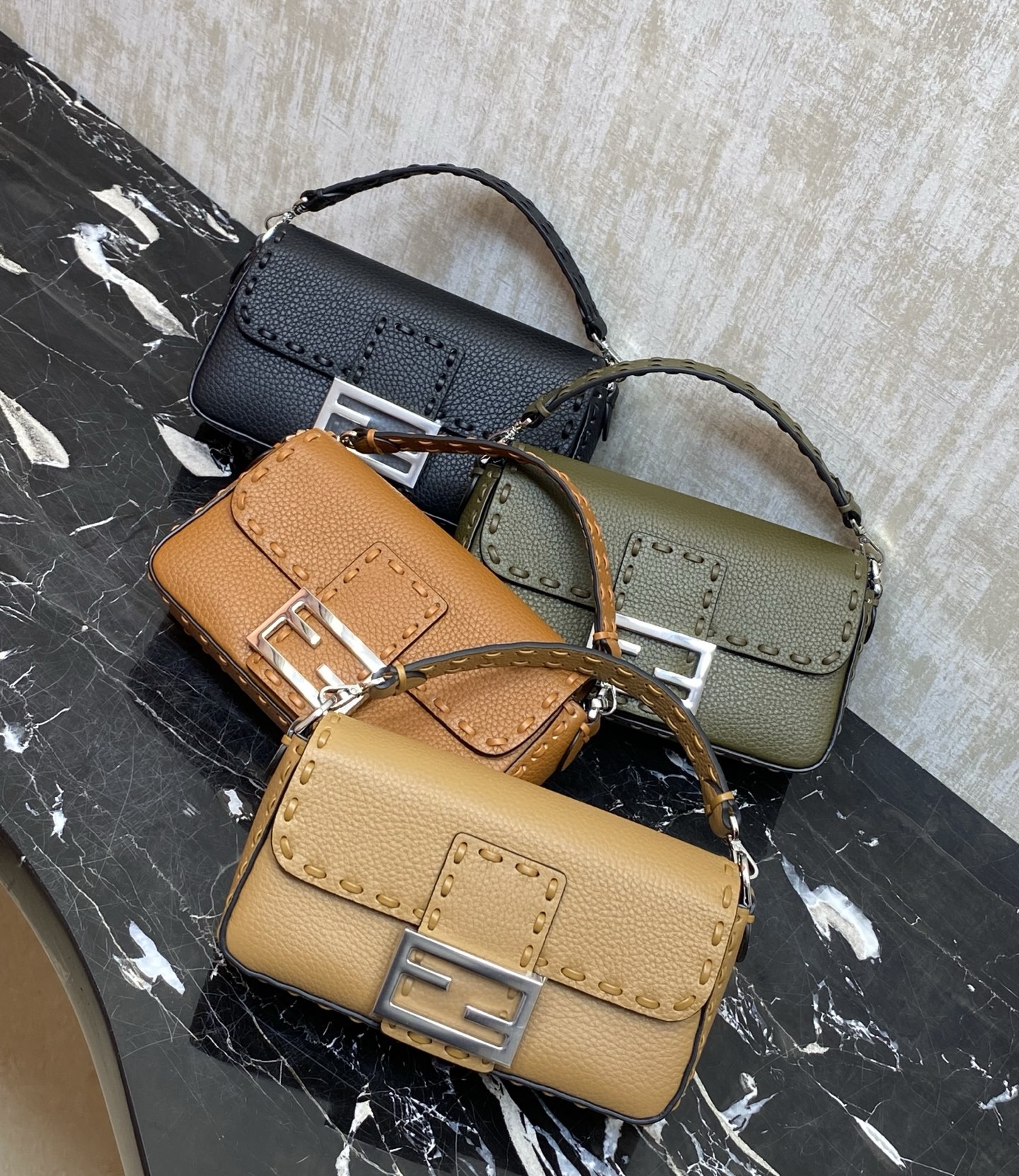 集合：小号，19cm
现货🔥特级原厂Baguette手袋冰蓝牛皮手袋
IconicBaguette迷你手袋，荔枝纹材质，手袋配有可拆卸式手柄和链式肩带，可手提、肩背或斜挎。
材质:外层:原版皮
内里:小羊皮
尺寸：深度:4长度:19高度:11.5
编号：017手缝