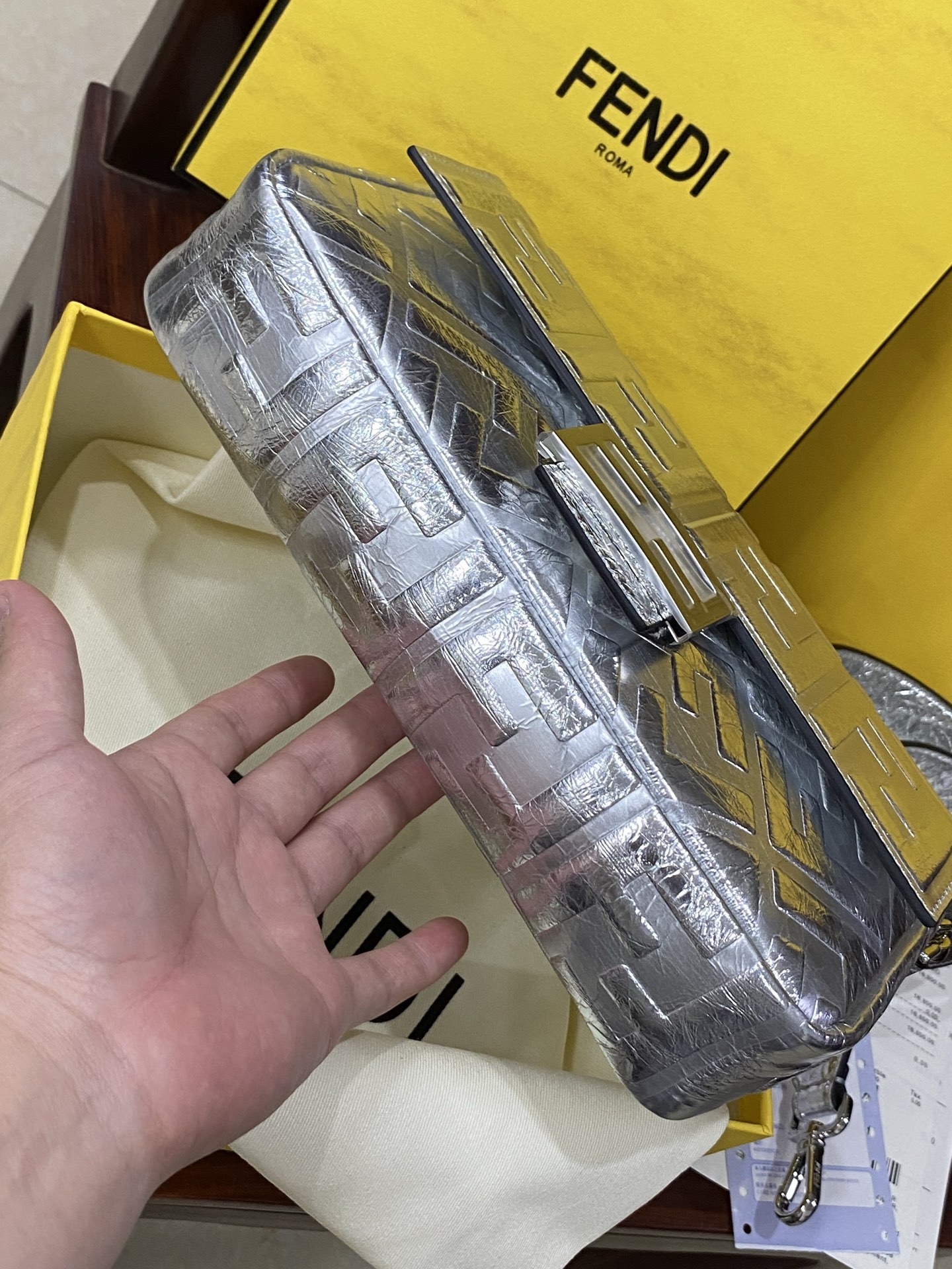 特级原厂💰850
Baguette 新版法棍包来啦
长方形的包身搭配手工编织的经典双FLOGO，独家定制小牛皮手感超细腻，经典的法棍🥖包型整体更柔软松弛，轻便百搭，顶级五金以及独家工艺媲美原版有过之无不及～
size:27x6x15cm
款号：600