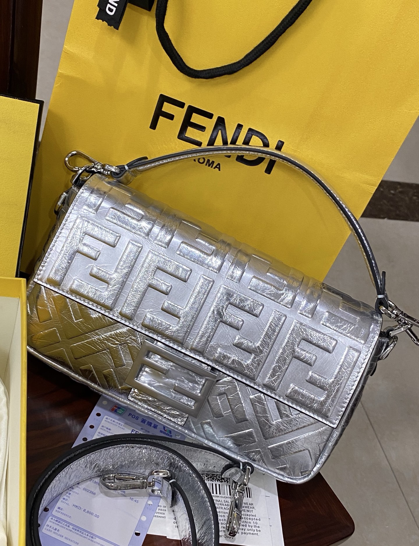 特级原厂💰850
Baguette 新版法棍包来啦
长方形的包身搭配手工编织的经典双FLOGO，独家定制小牛皮手感超细腻，经典的法棍🥖包型整体更柔软松弛，轻便百搭，顶级五金以及独家工艺媲美原版有过之无不及～
size:27x6x15cm
款号：600