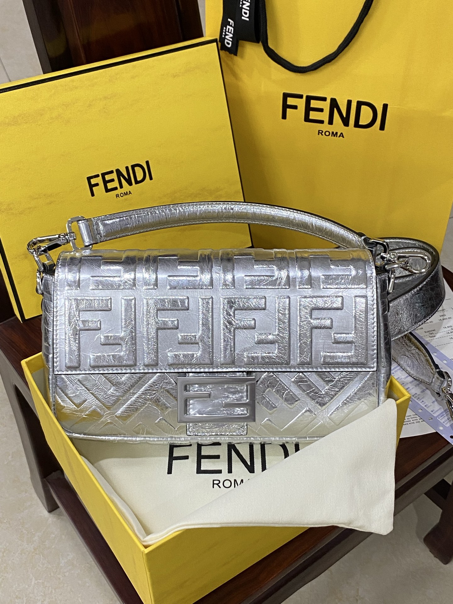 特级原厂💰850
Baguette 新版法棍包来啦
长方形的包身搭配手工编织的经典双FLOGO，独家定制小牛皮手感超细腻，经典的法棍🥖包型整体更柔软松弛，轻便百搭，顶级五金以及独家工艺媲美原版有过之无不及～
size:27x6x15cm
款号：600