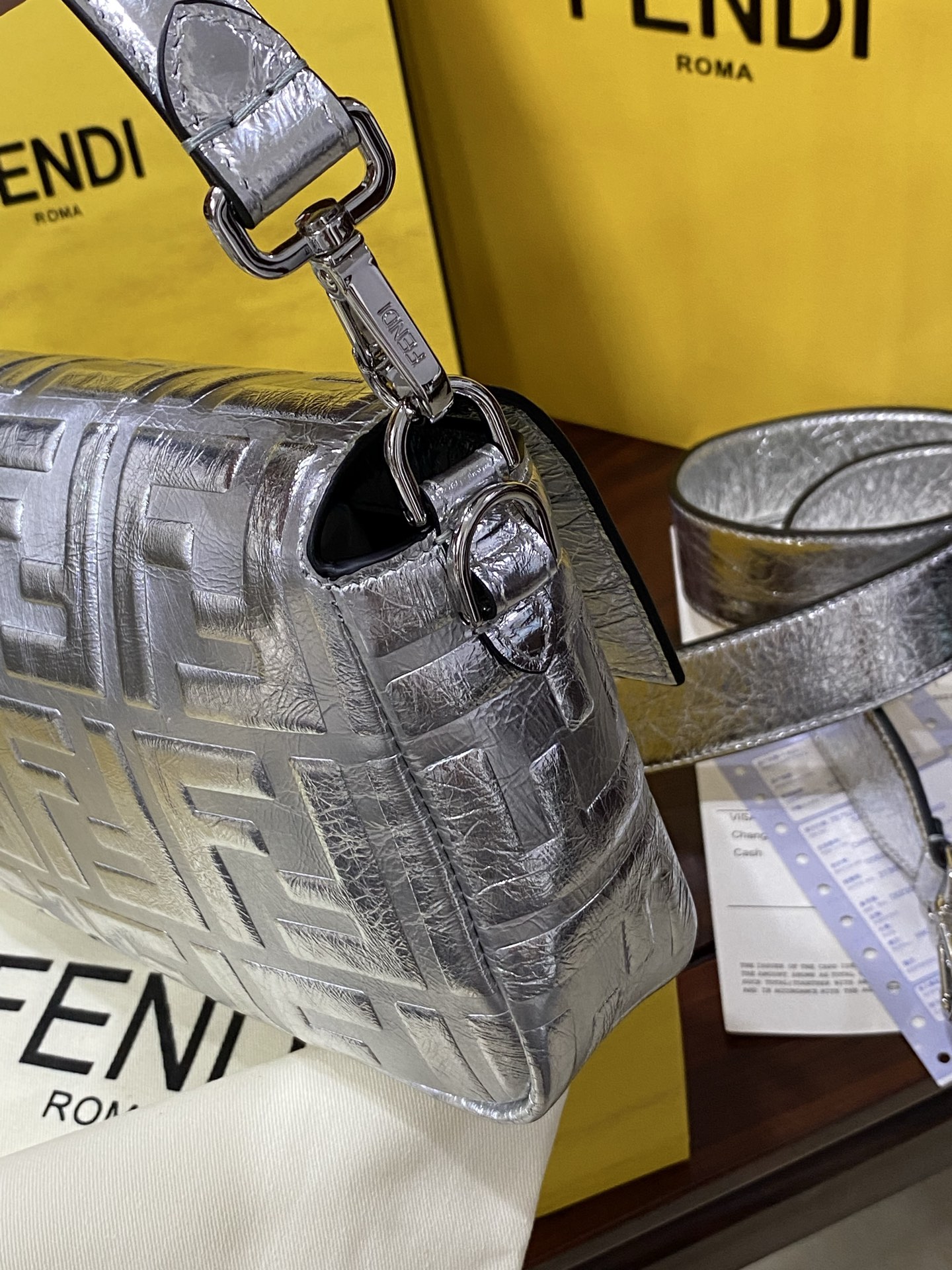 特级原厂💰850
Baguette 新版法棍包来啦
长方形的包身搭配手工编织的经典双FLOGO，独家定制小牛皮手感超细腻，经典的法棍🥖包型整体更柔软松弛，轻便百搭，顶级五金以及独家工艺媲美原版有过之无不及～
size:27x6x15cm
款号：600