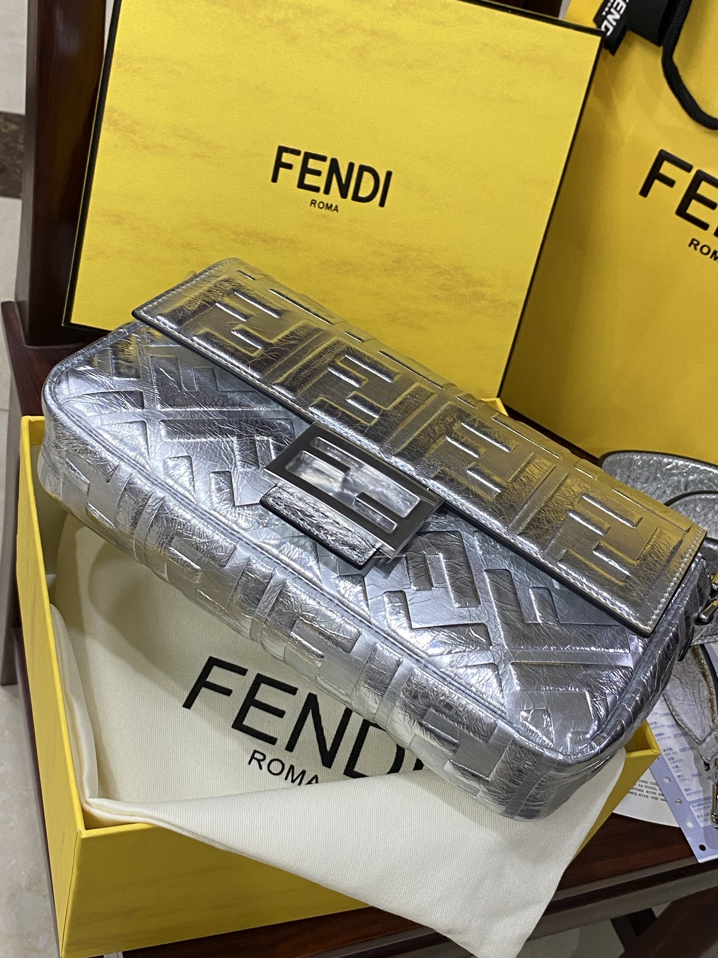 特级原厂💰850
Baguette 新版法棍包来啦
长方形的包身搭配手工编织的经典双FLOGO，独家定制小牛皮手感超细腻，经典的法棍🥖包型整体更柔软松弛，轻便百搭，顶级五金以及独家工艺媲美原版有过之无不及～
size:27x6x15cm
款号：600