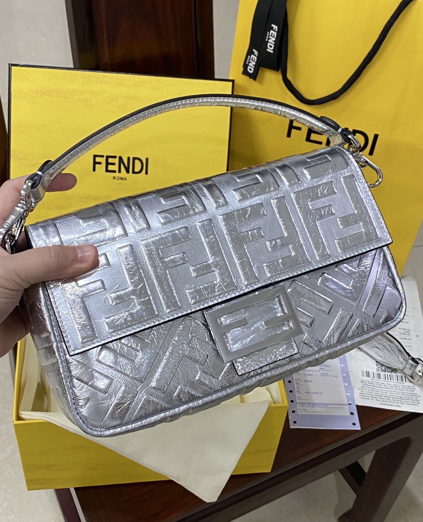 特级原厂💰850
Baguette 新版法棍包来啦
长方形的包身搭配手工编织的经典双FLOGO，独家定制小牛皮手感超细腻，经典的法棍🥖包型整体更柔软松弛，轻便百搭，顶级五金以及独家工艺媲美原版有过之无不及～
size:27x6x15cm
款号：600