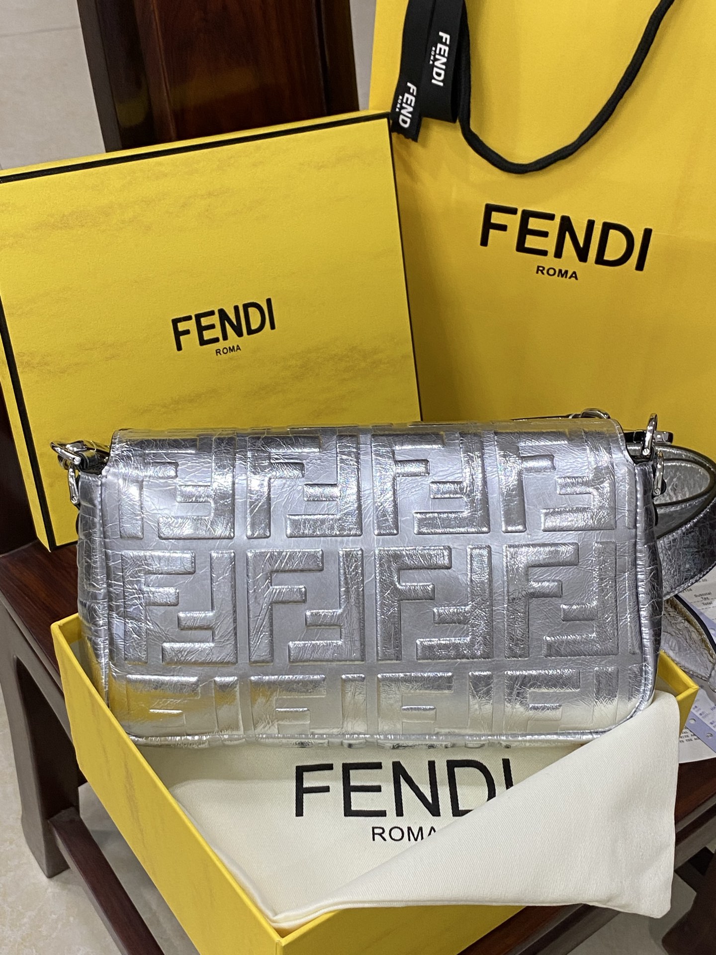 特级原厂💰850
Baguette 新版法棍包来啦
长方形的包身搭配手工编织的经典双FLOGO，独家定制小牛皮手感超细腻，经典的法棍🥖包型整体更柔软松弛，轻便百搭，顶级五金以及独家工艺媲美原版有过之无不及～
size:27x6x15cm
款号：600